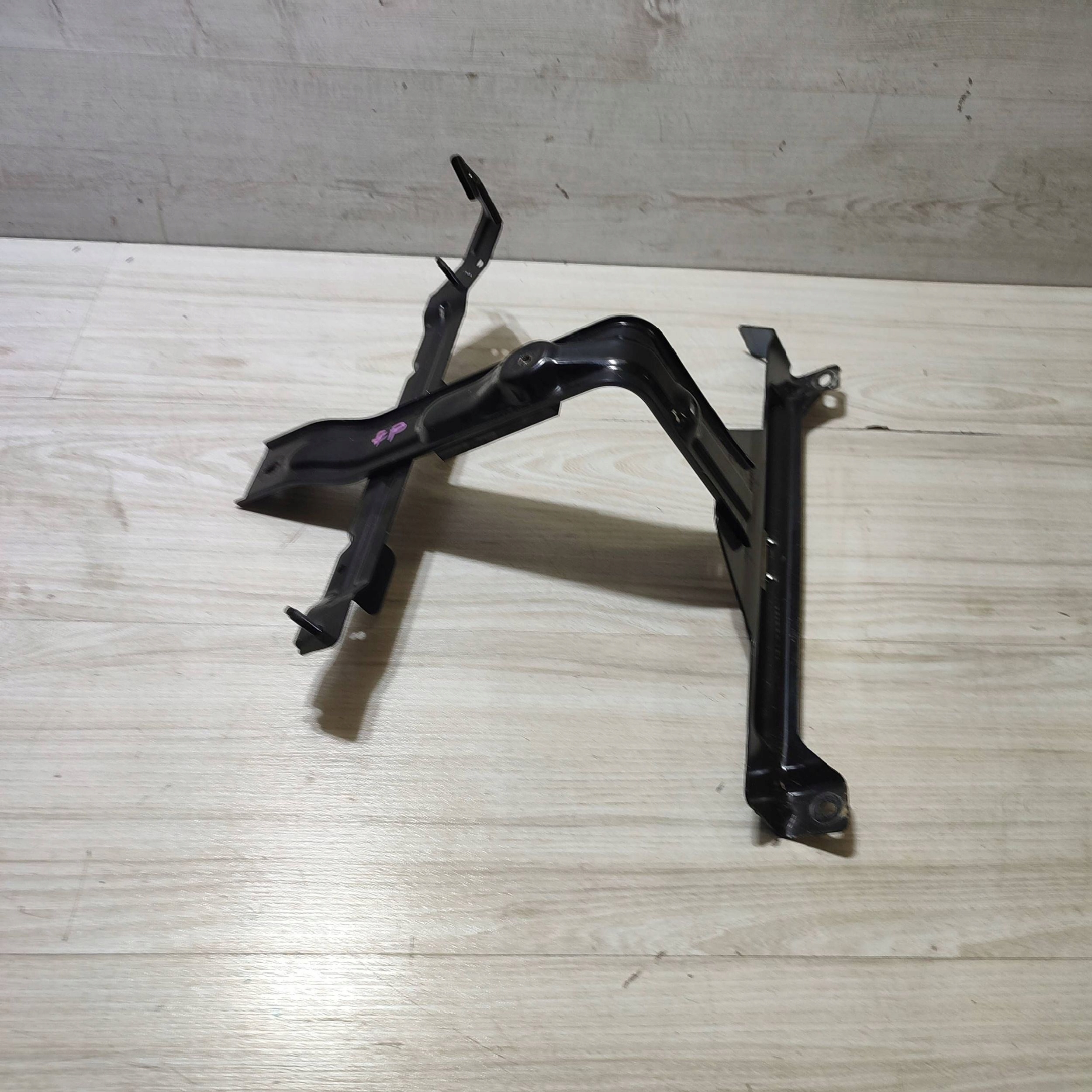 Halter akumulatora Jaguar F-Pace HK8347066AE