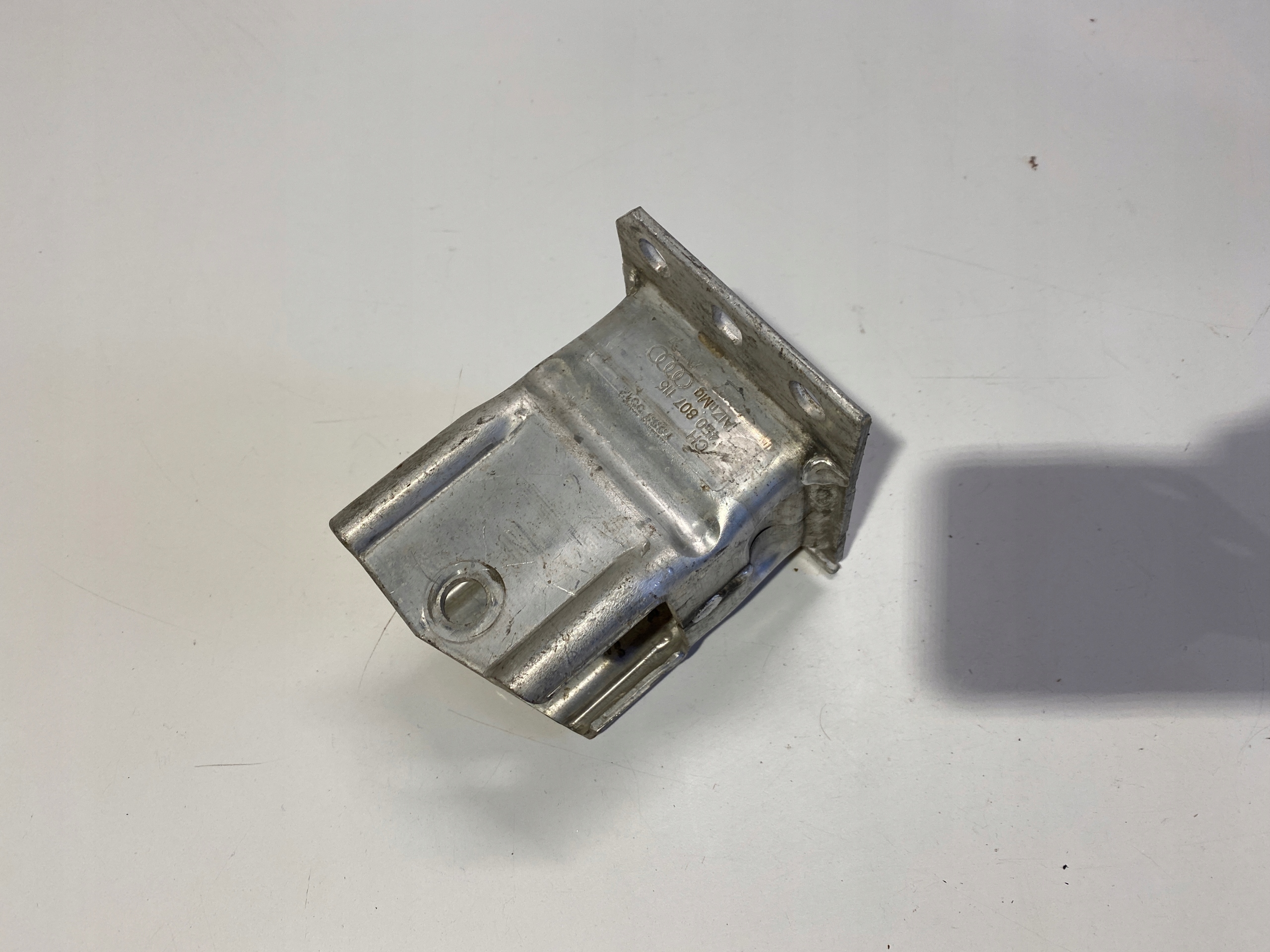 Зона раздавливания AUDI A8 D3 левый подседельный штырь 4E0807115