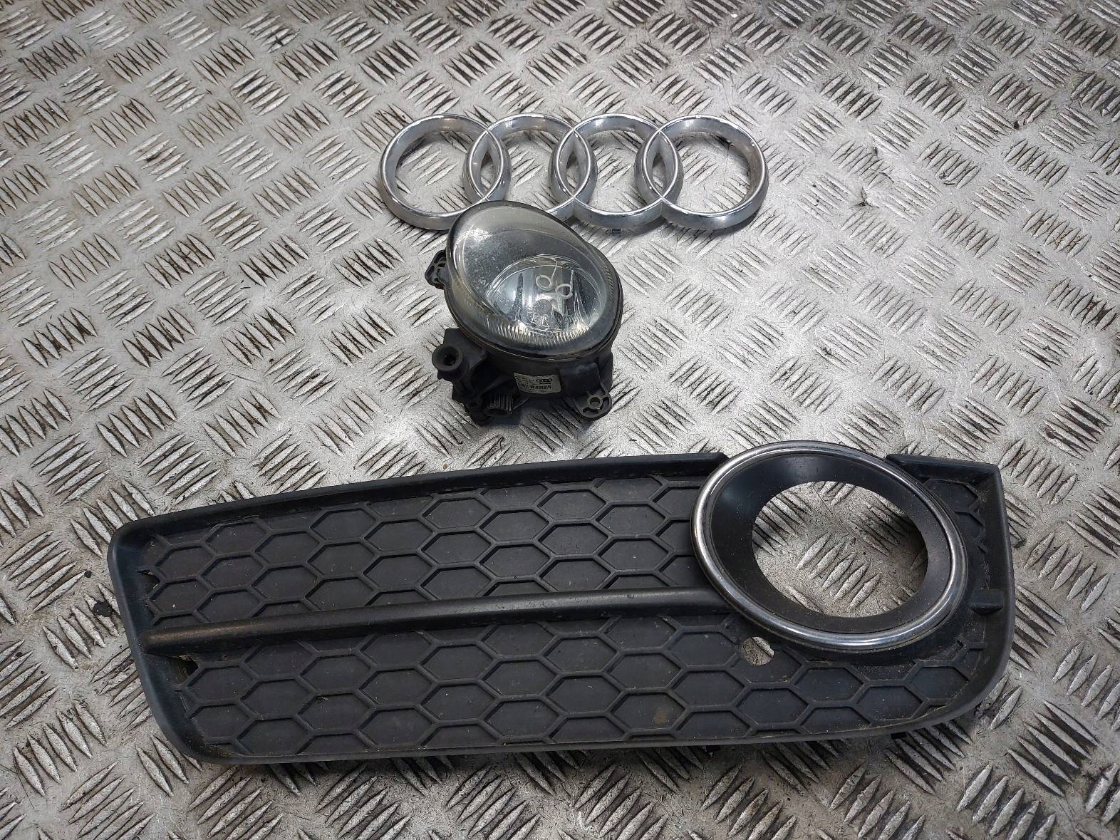 fog light right + grid + EMBLEMAT AUDI A5 8T 8T0807681 8T0941699