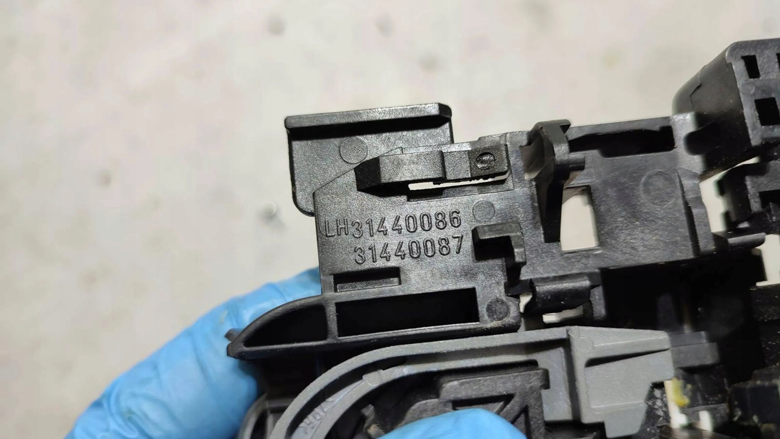 Volvo V40 2018 rear part side left handle exterior