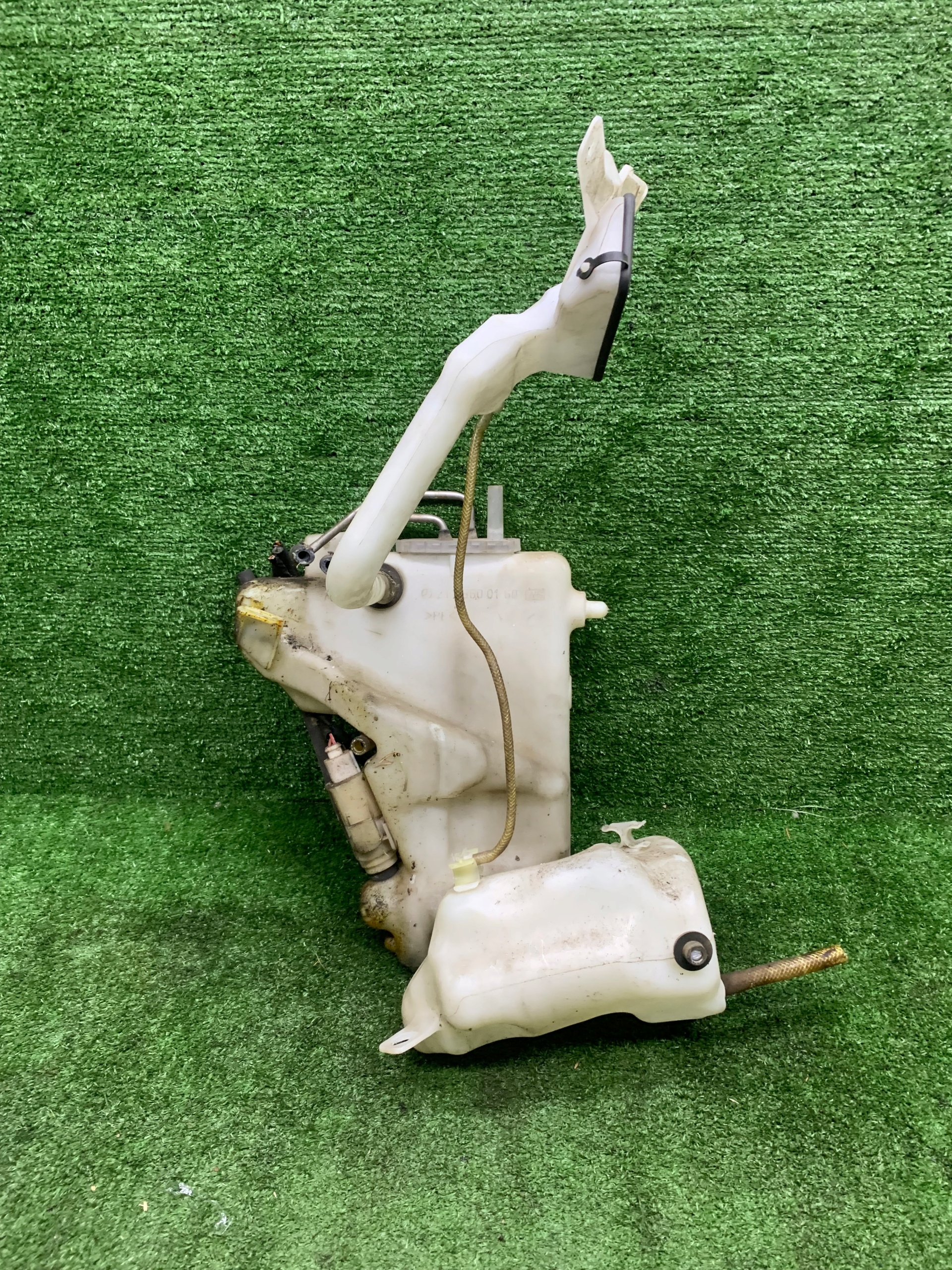 ZBIORNICZEK PŁYNU SPRYSKIWACZY MERCEDES W211 2118600160