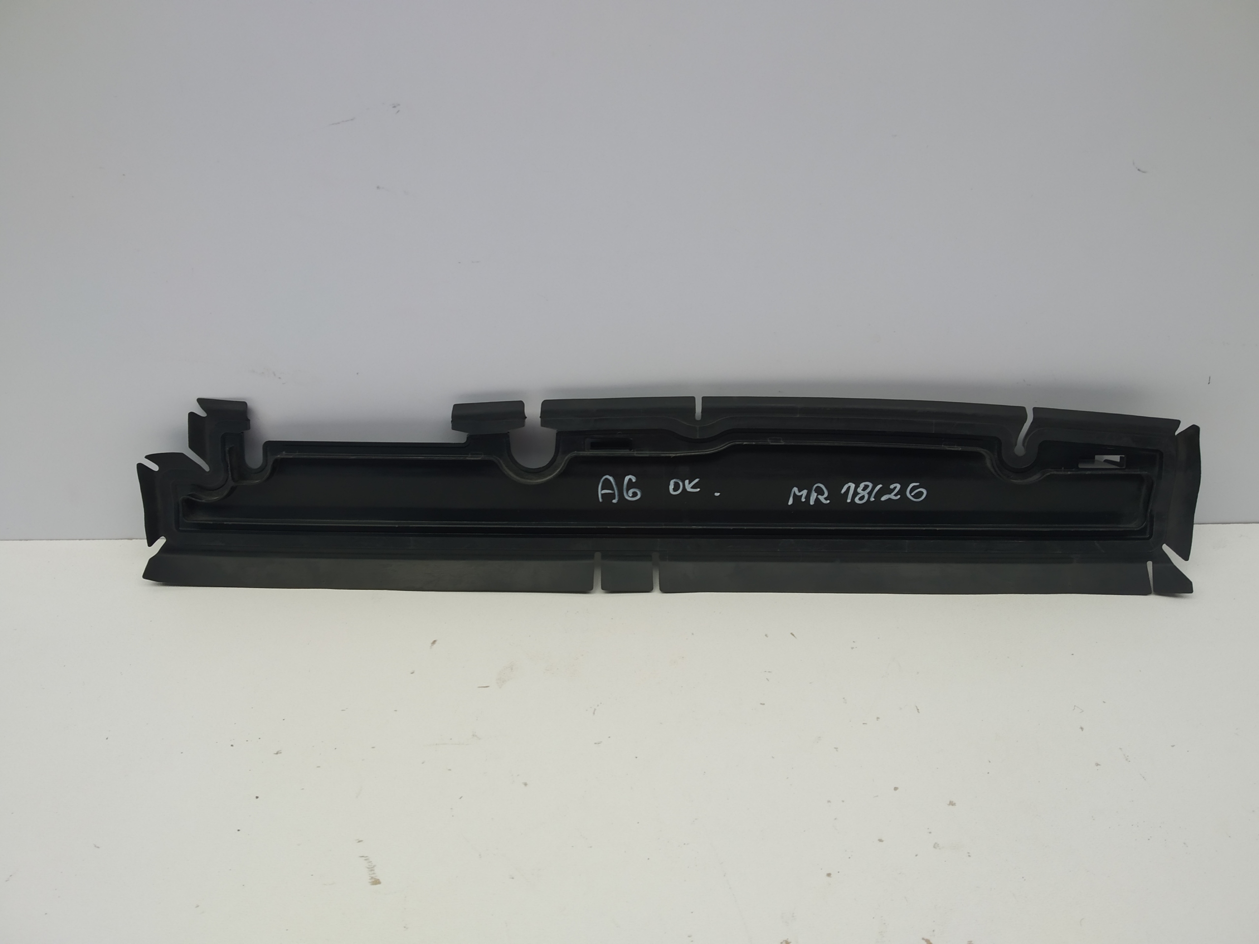 Audi A6 C8 lapacz oben luftansaugkanal Blende Abdeckung Original 4K0121285