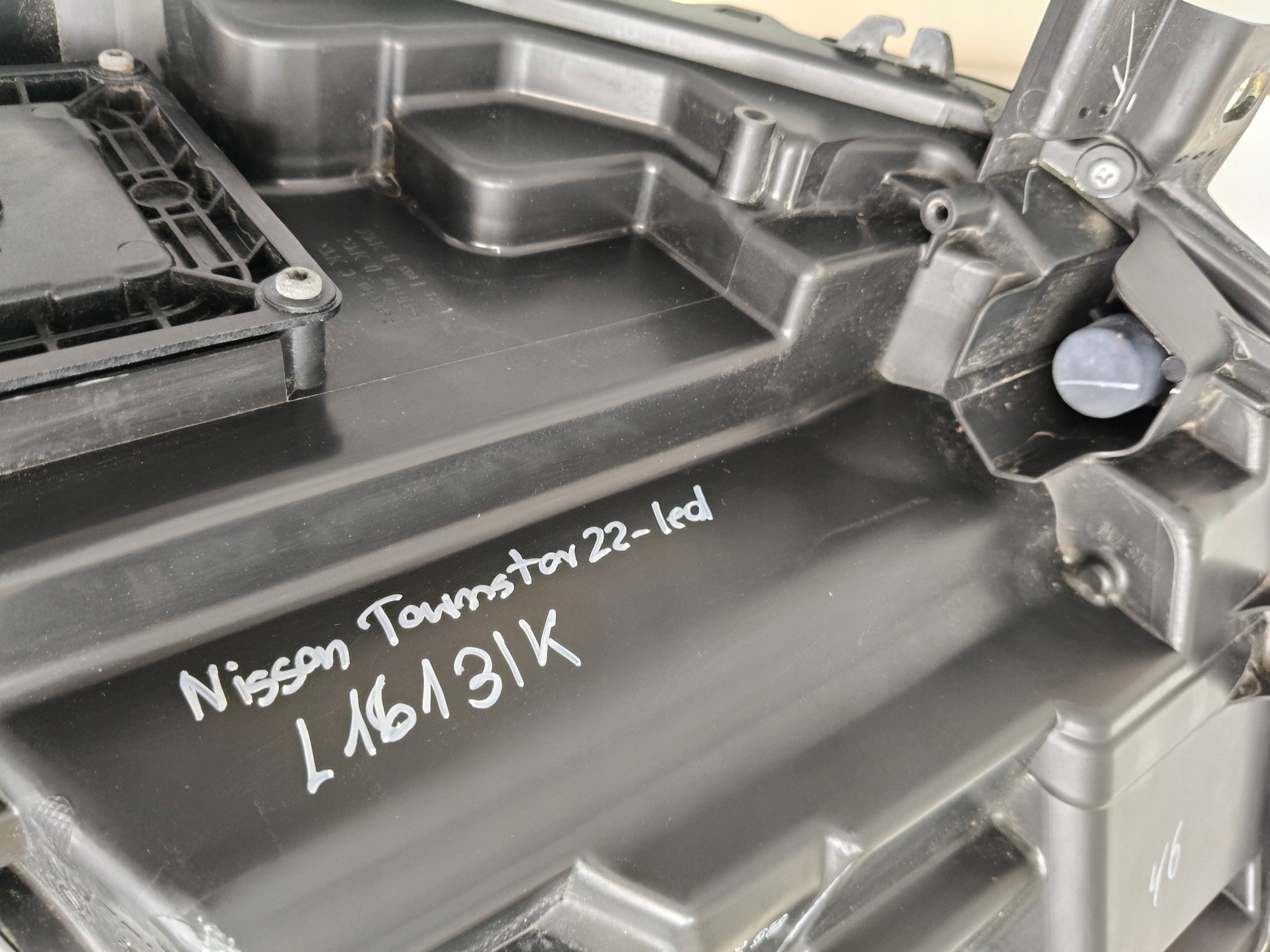 light right REFLEKTOR NISSAN TOWNSTAR 22- LED