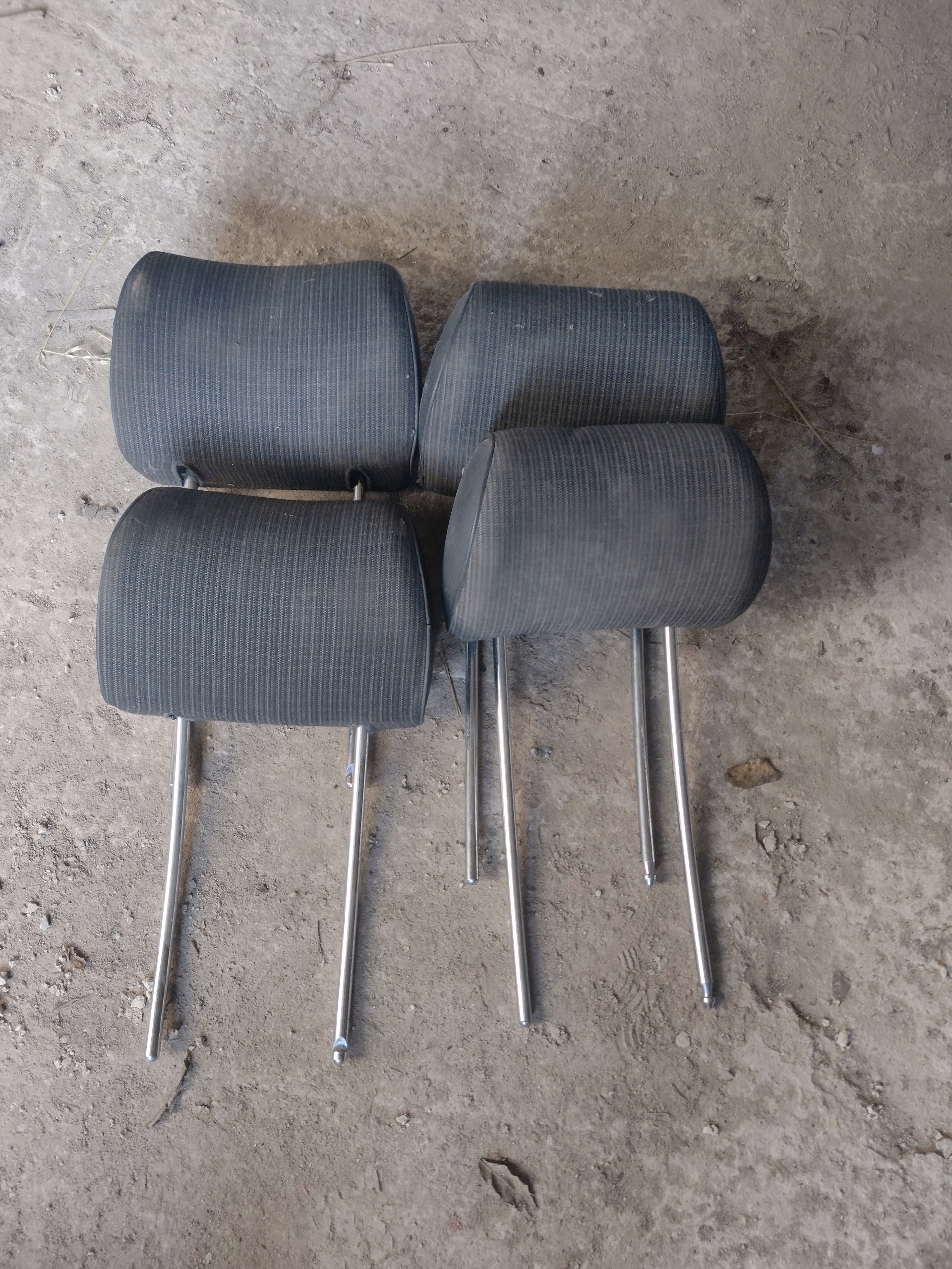 Mercedes W123 підголівники 4 шт. чорний