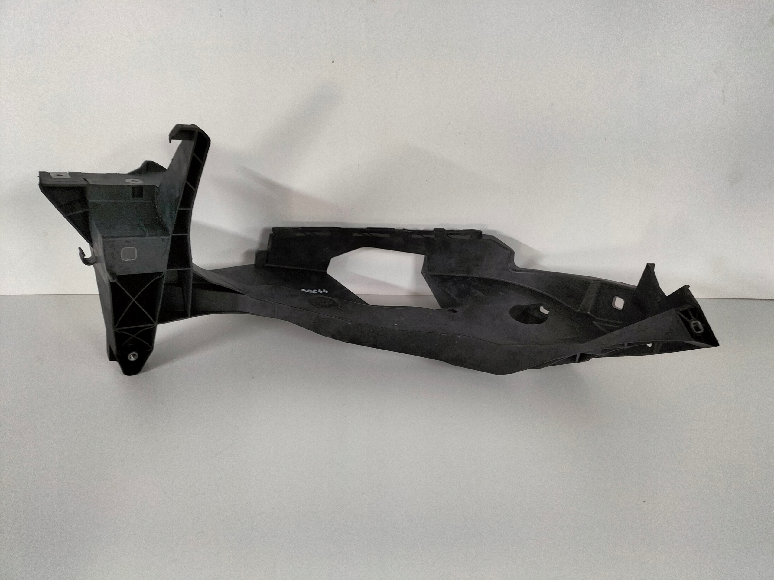 support holder below lampe front right AUDI Q4 E-TRON 22