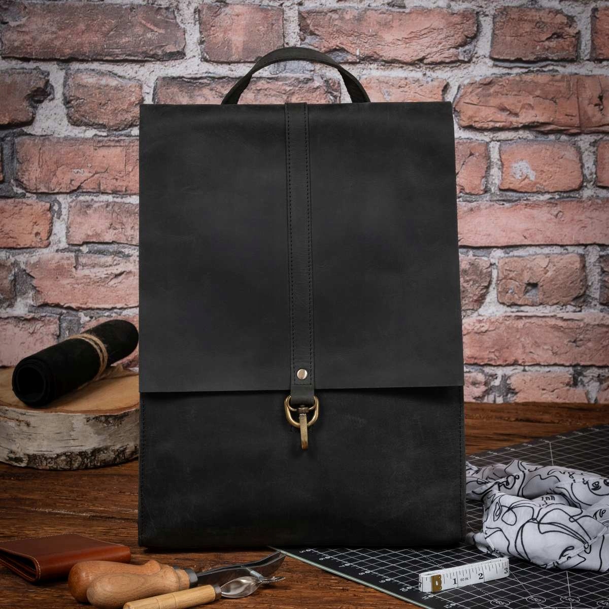 Batoh Dámský kožený černý batoh na notebook 15,6 Belveder DR55
