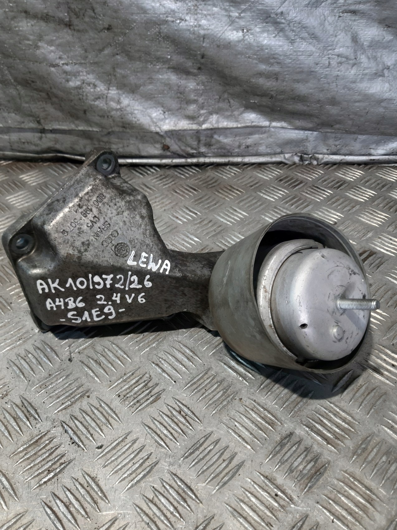 Audi A4 B6 2.4 V6 holder engine mount left 8D0199307G