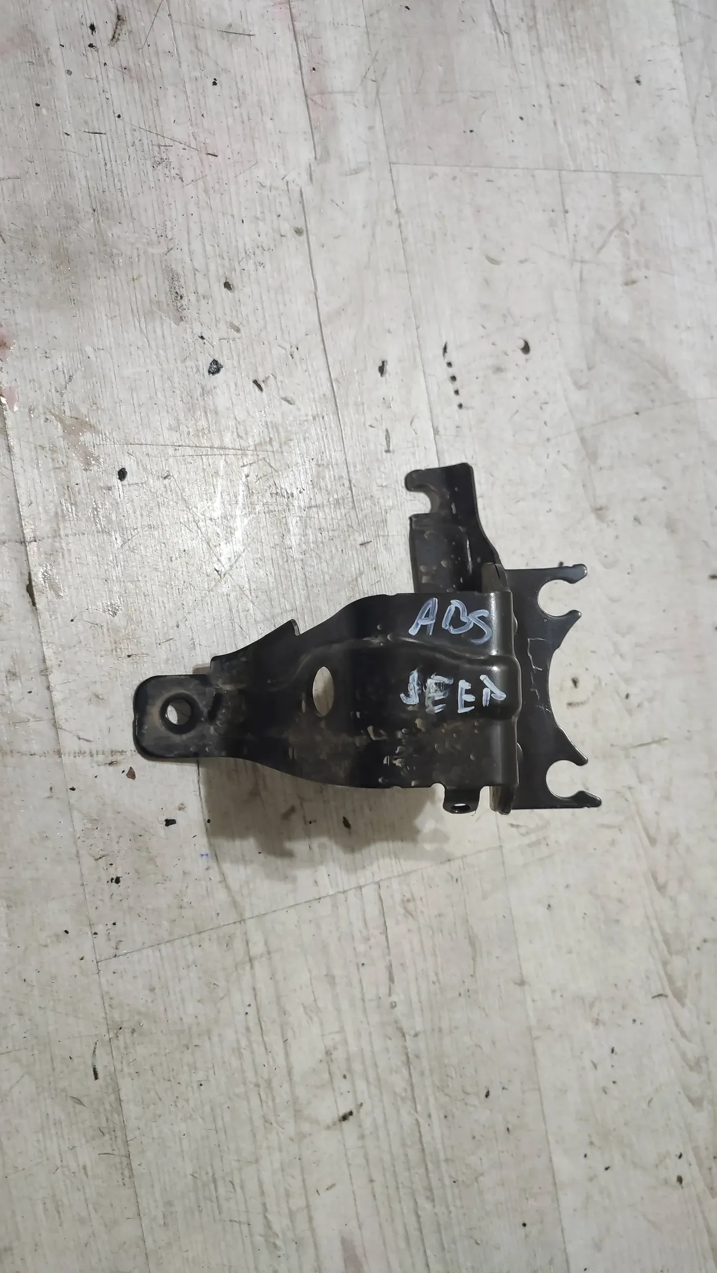 Jeep Cherokee KL 15r. 2.0d Support plaque pompy ABS