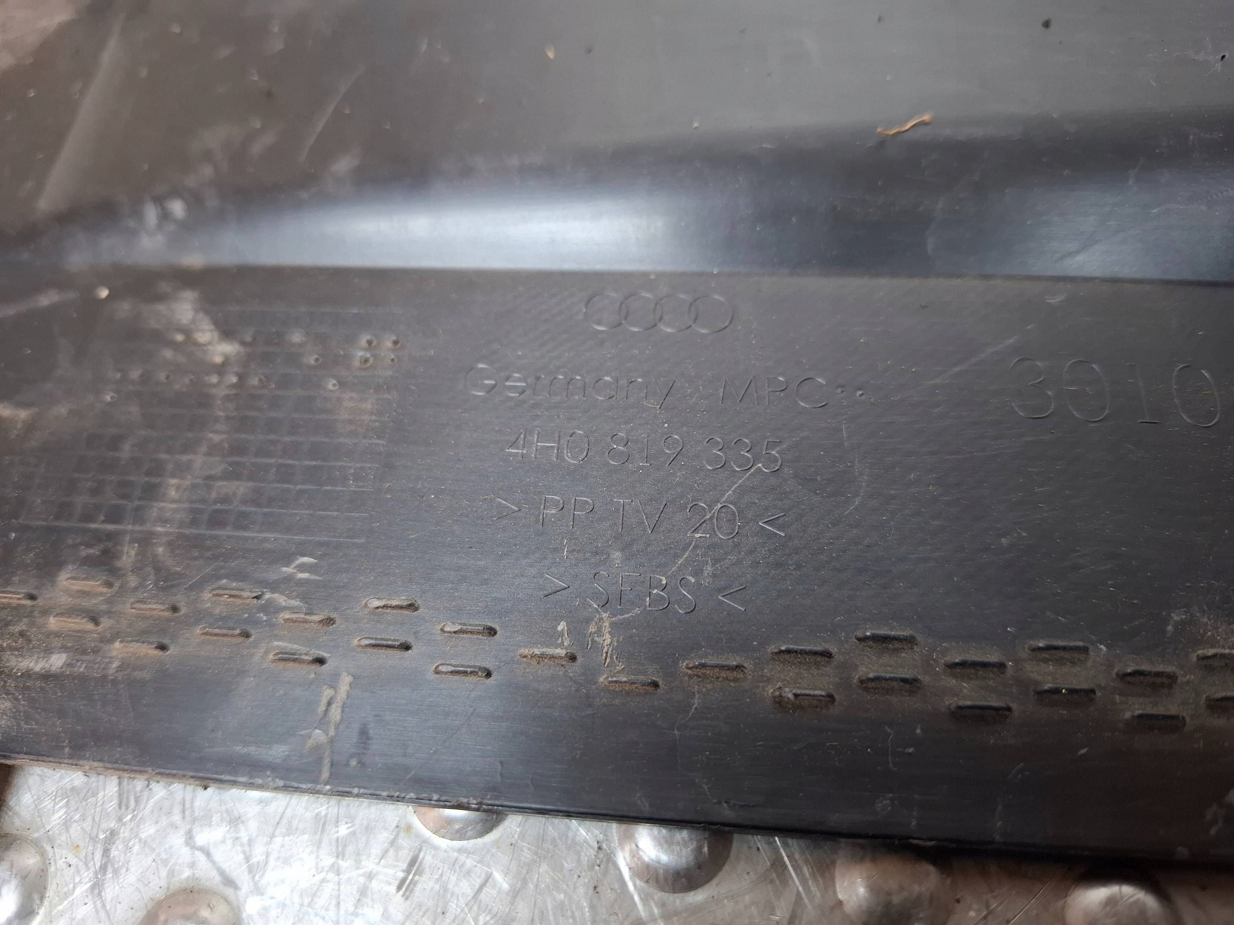 cover under the window left 4H0819335C AUDI A8 D4