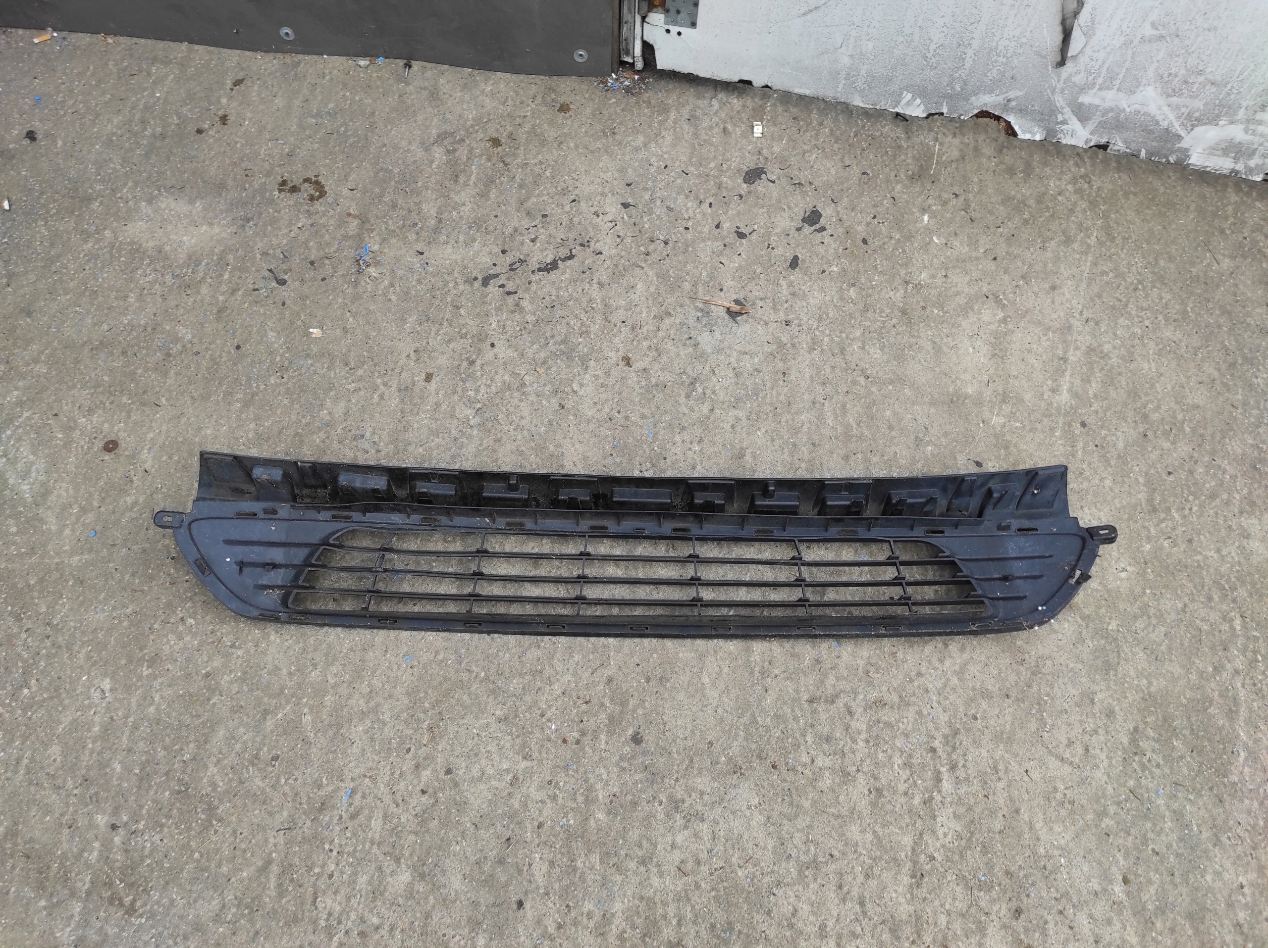 Grill Lüftungsgitter mitte der Stoßstange OPEL VIVARO 2014