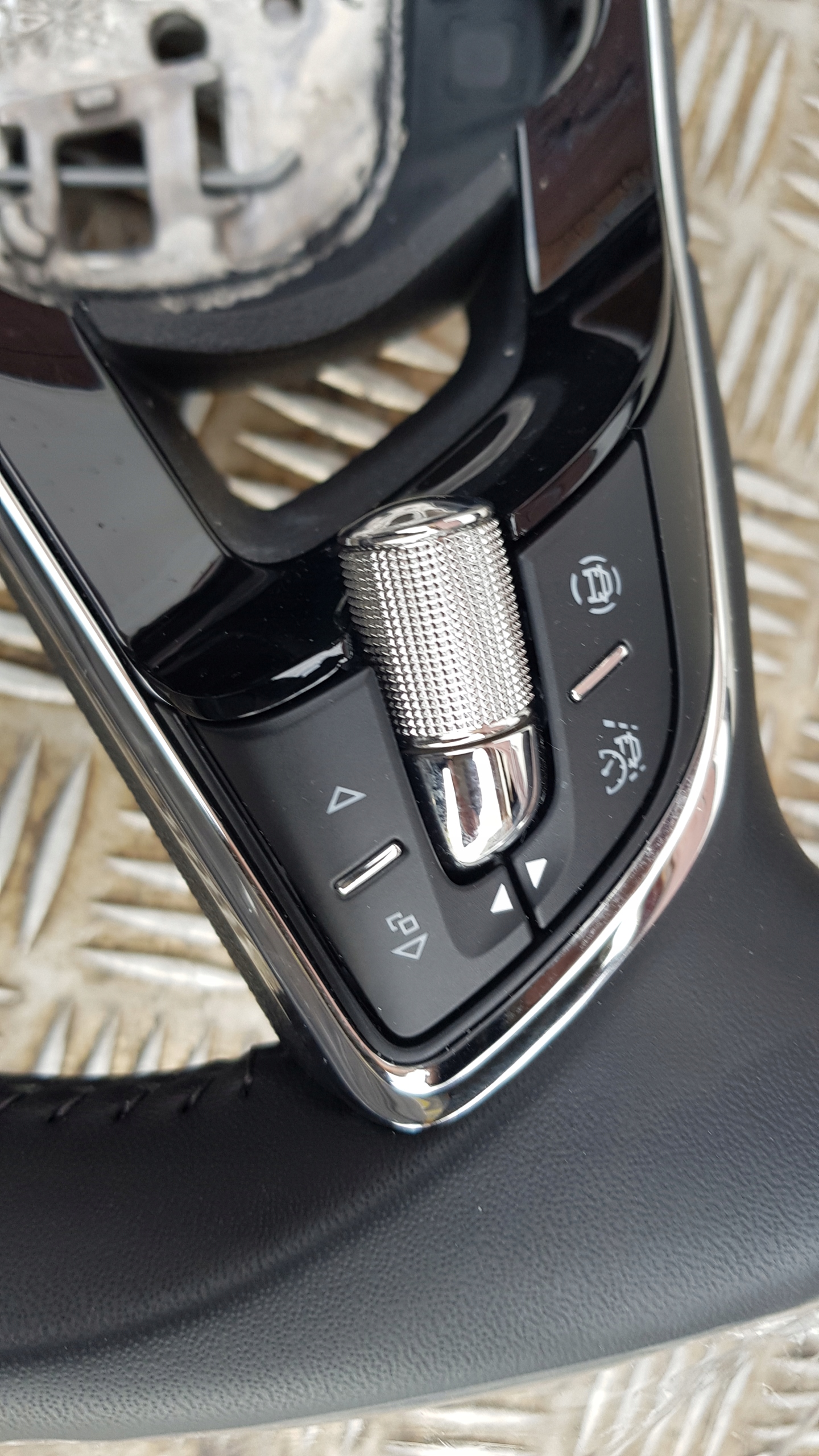 SKODA OCTAVIA IV Volant SKORZANA Comme Neuf PANEL MULTI