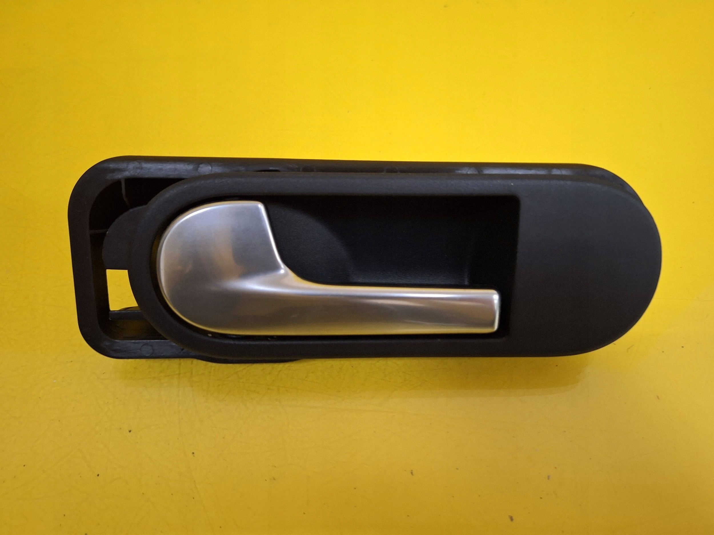 ручка двери внутренняя зад vw Golf V PLUS 5M0837197 NR23