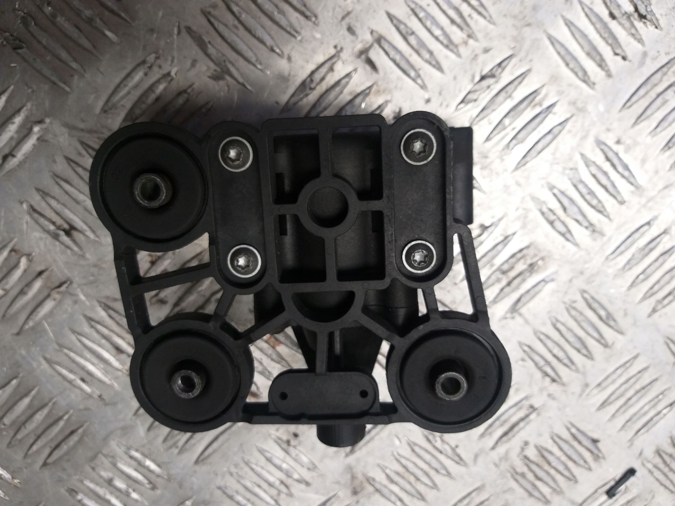 ZAWÓR ZAWIESZENIA RANGE ROVER L322 2001-2012 VOGUE