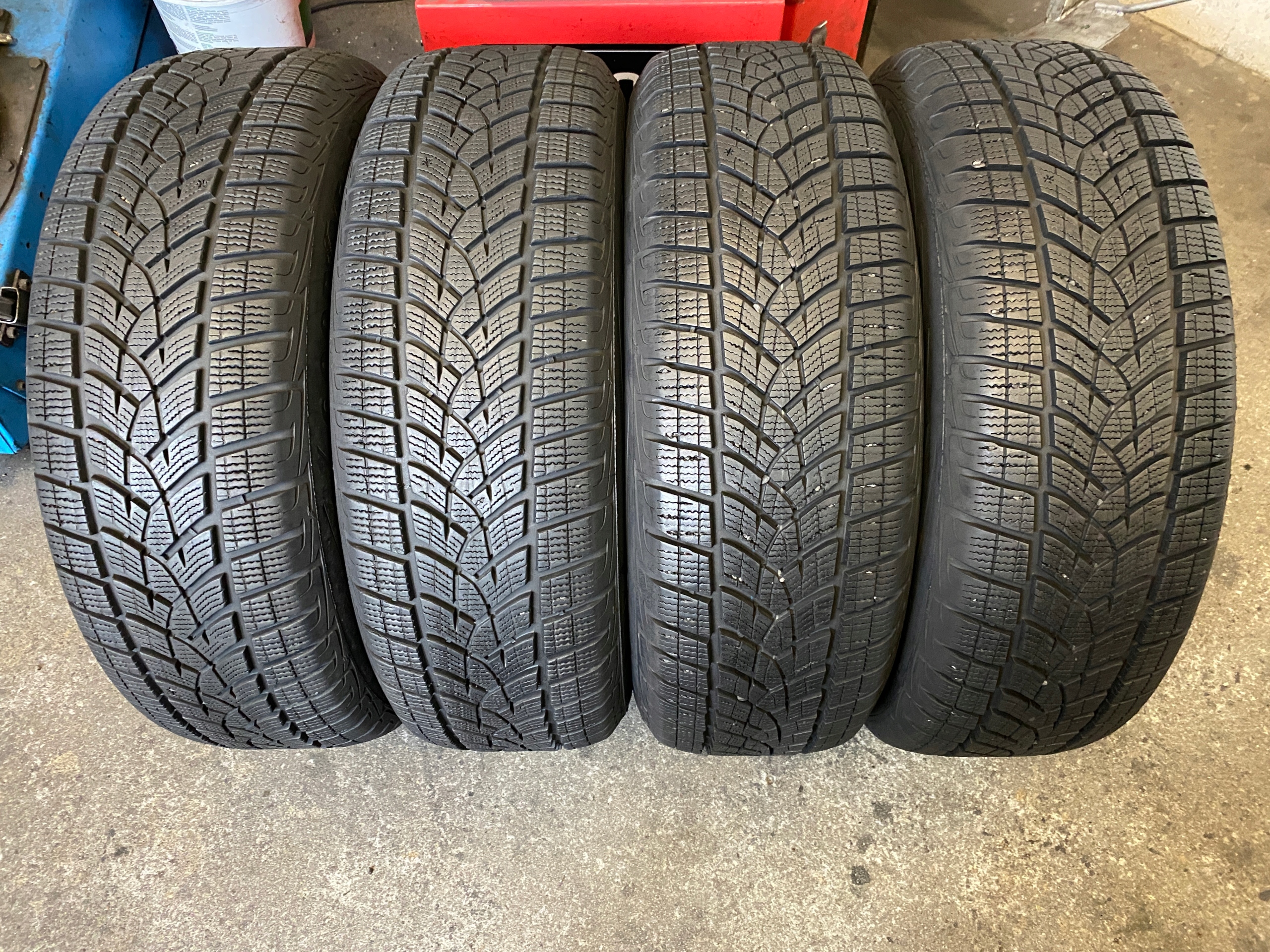 4 tyres winter 215/65R17 Goodyear Performance G1 SUV 8mm