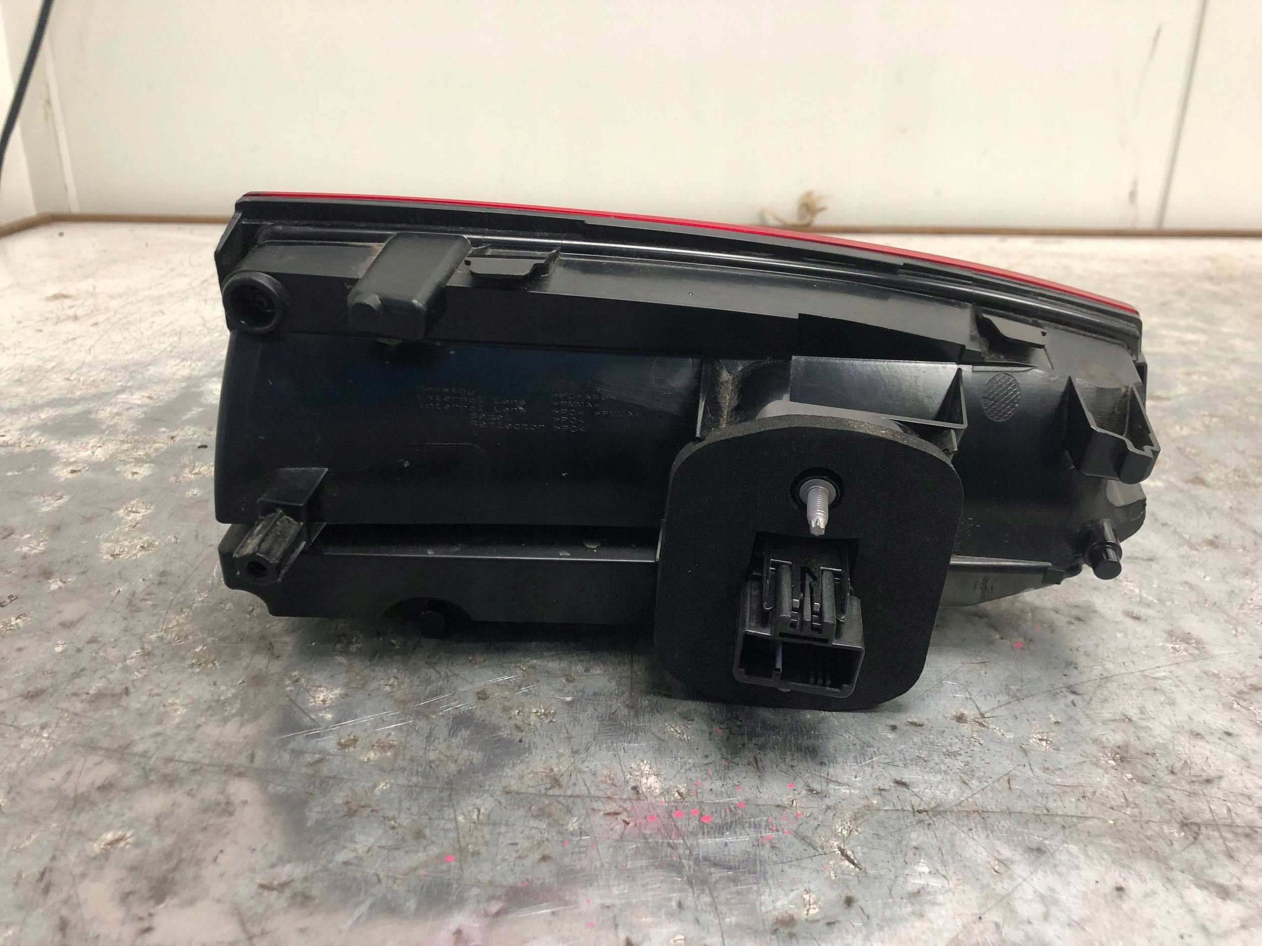 light LED right rear part to the bonnet VW T7 7T0945094