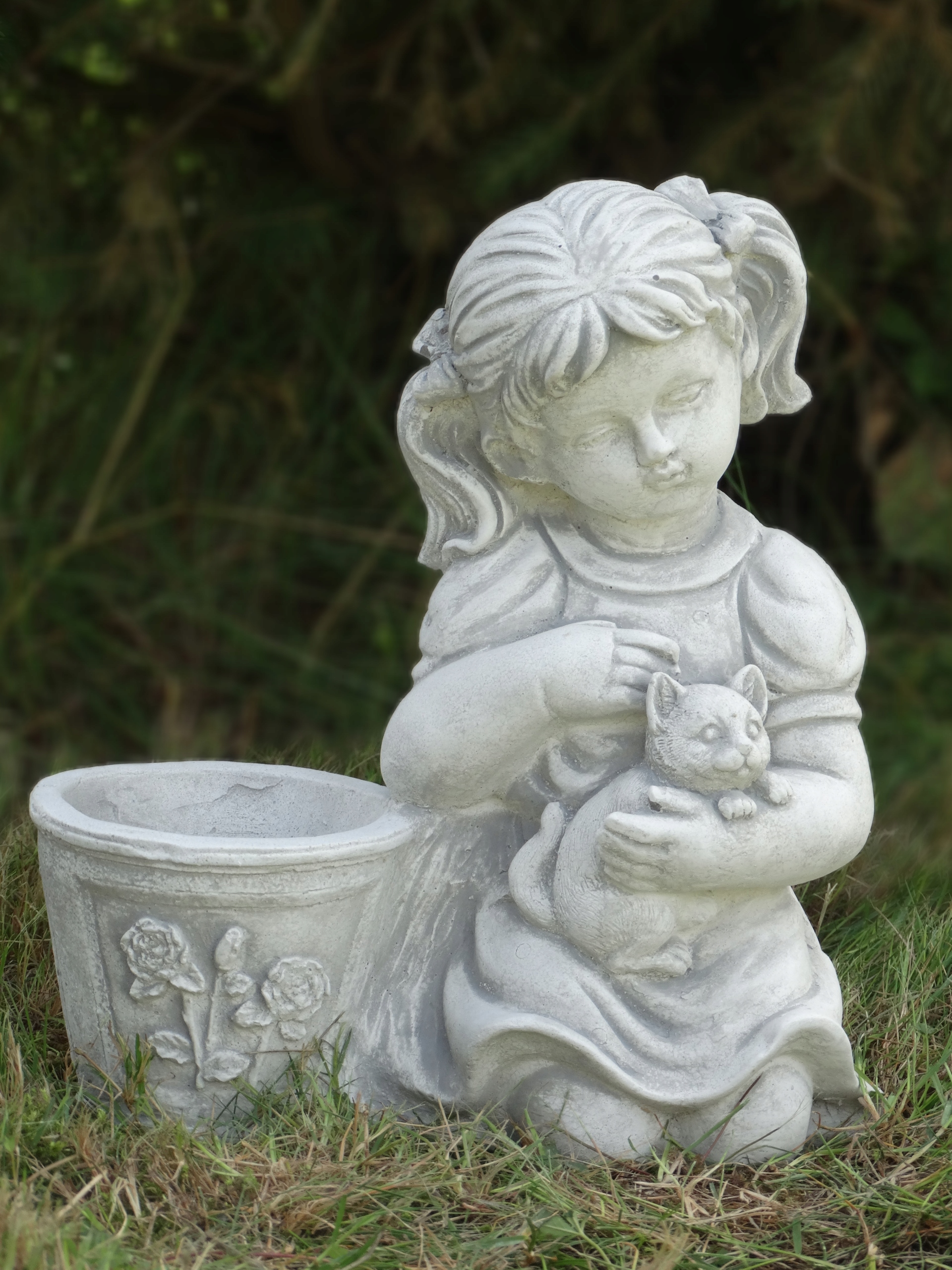 Betonová figurka Dívka s kočičkou zahradní ozdoby květináč