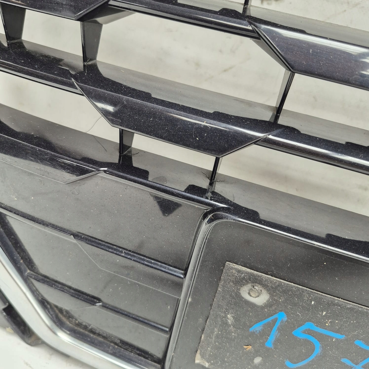 AUDI Q2 81A 16- grill grille radiator 81A853651