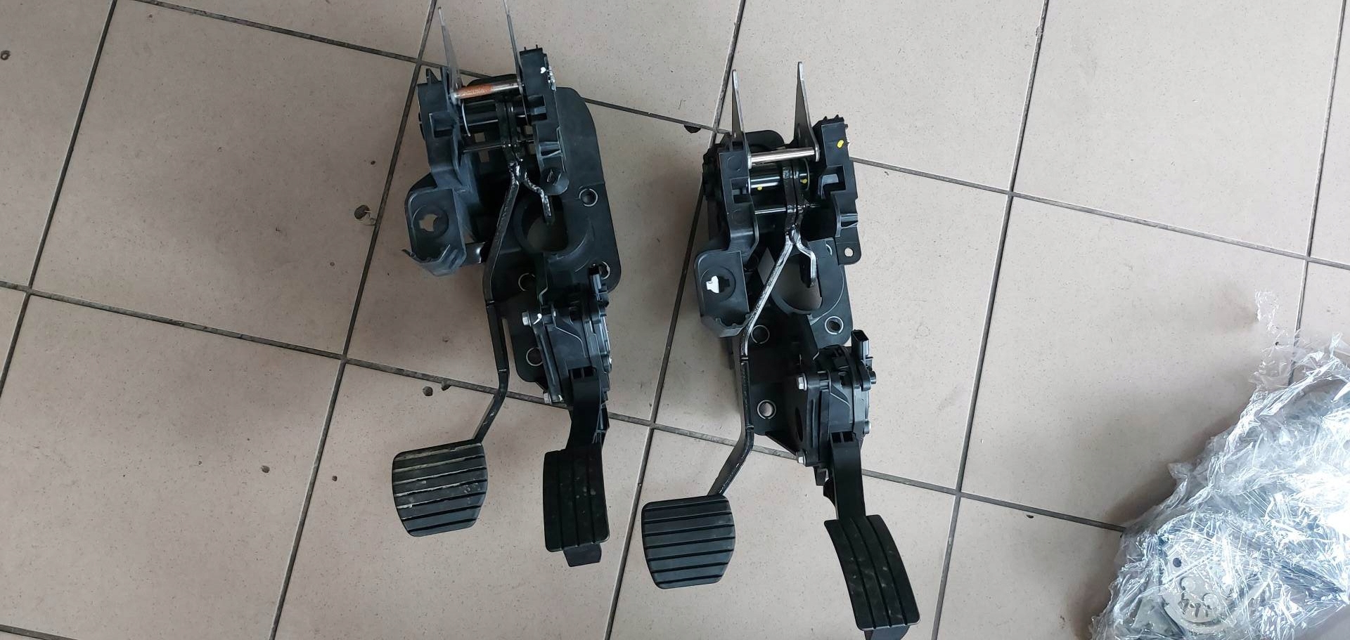 PEDAŁ GAZU HAMULCA TWINGO III 465012871R