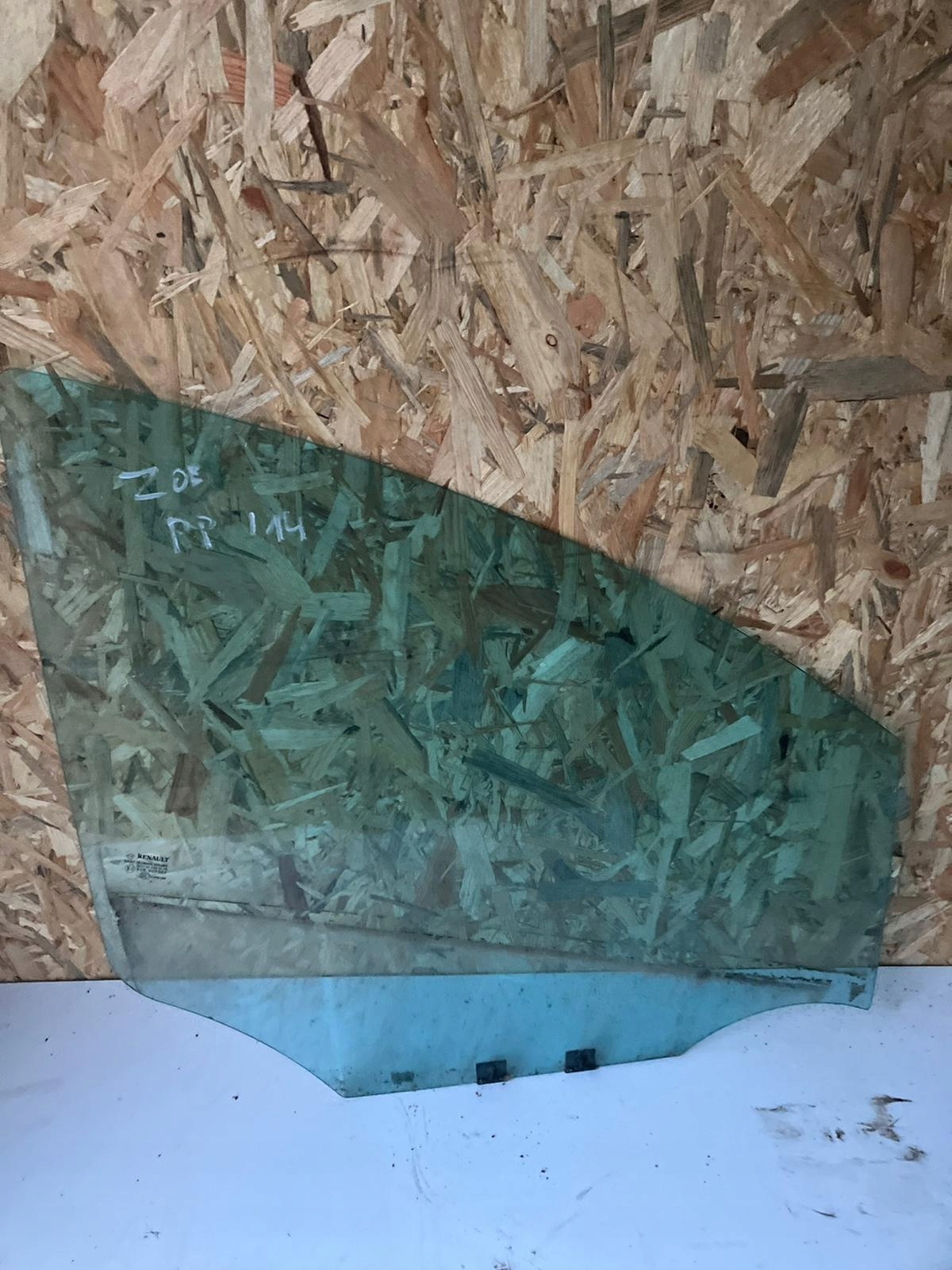 СКЛО ПЕРЕДНЬОЇ ПРАВОЇ ДВЕРІ RENAULT ZOE 14R