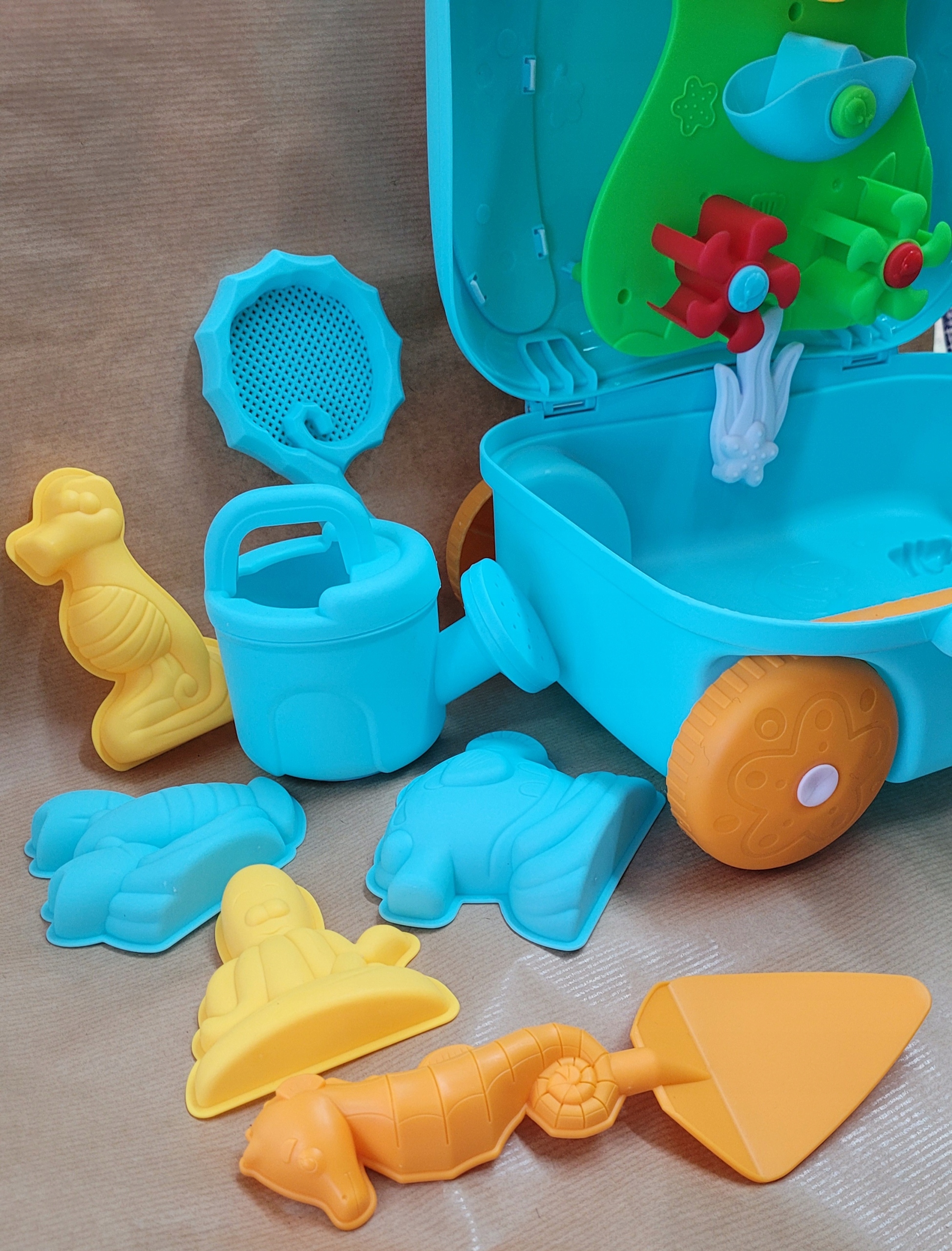 WALIZKA NA KÓŁKACH Z ZABAWKAMI DO PIASKU MŁYNEK KONEWKA FOREMKI NA PLAŻĘ Rodzaj zestaw