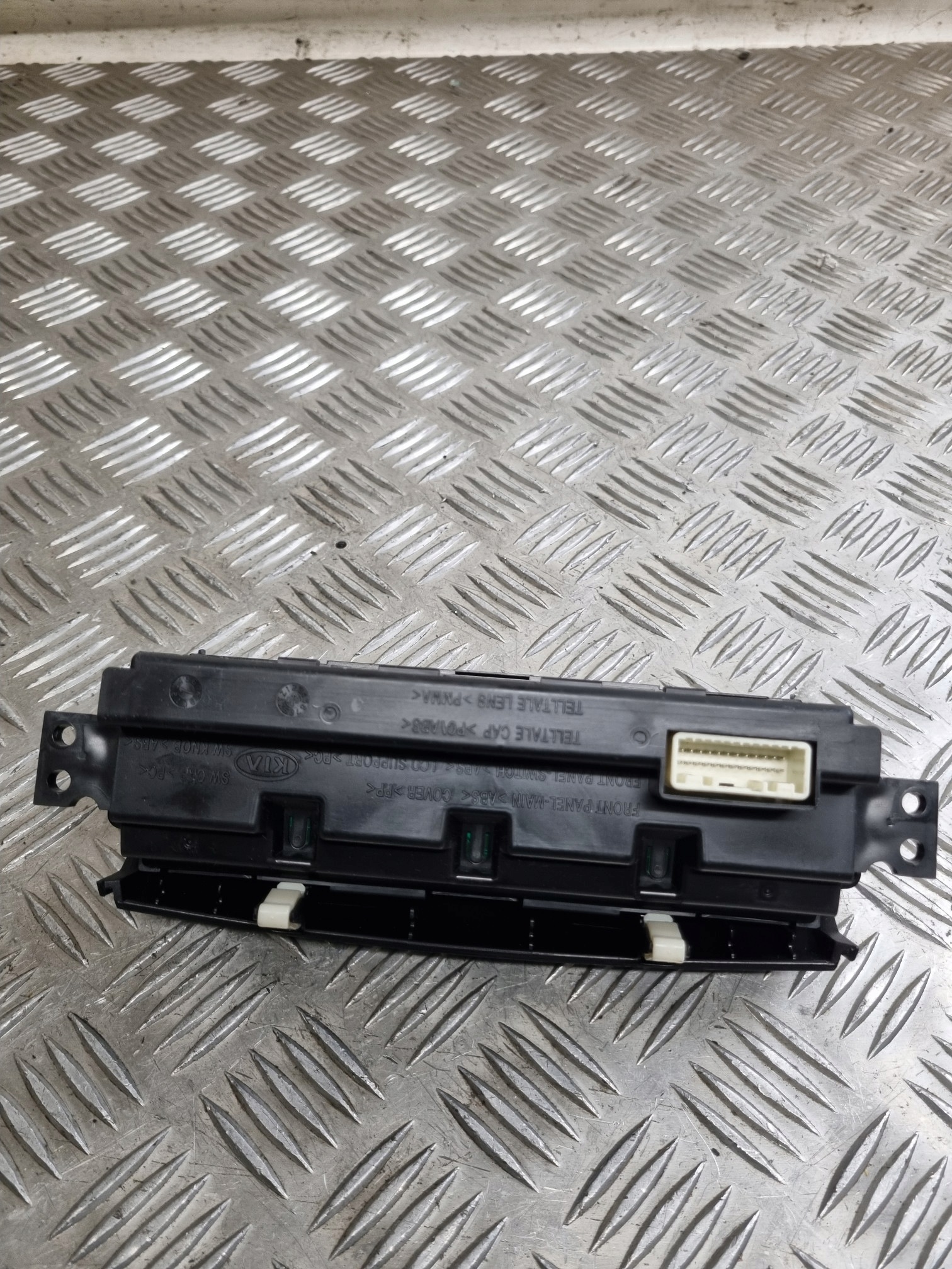 KIA VENGA display 11R