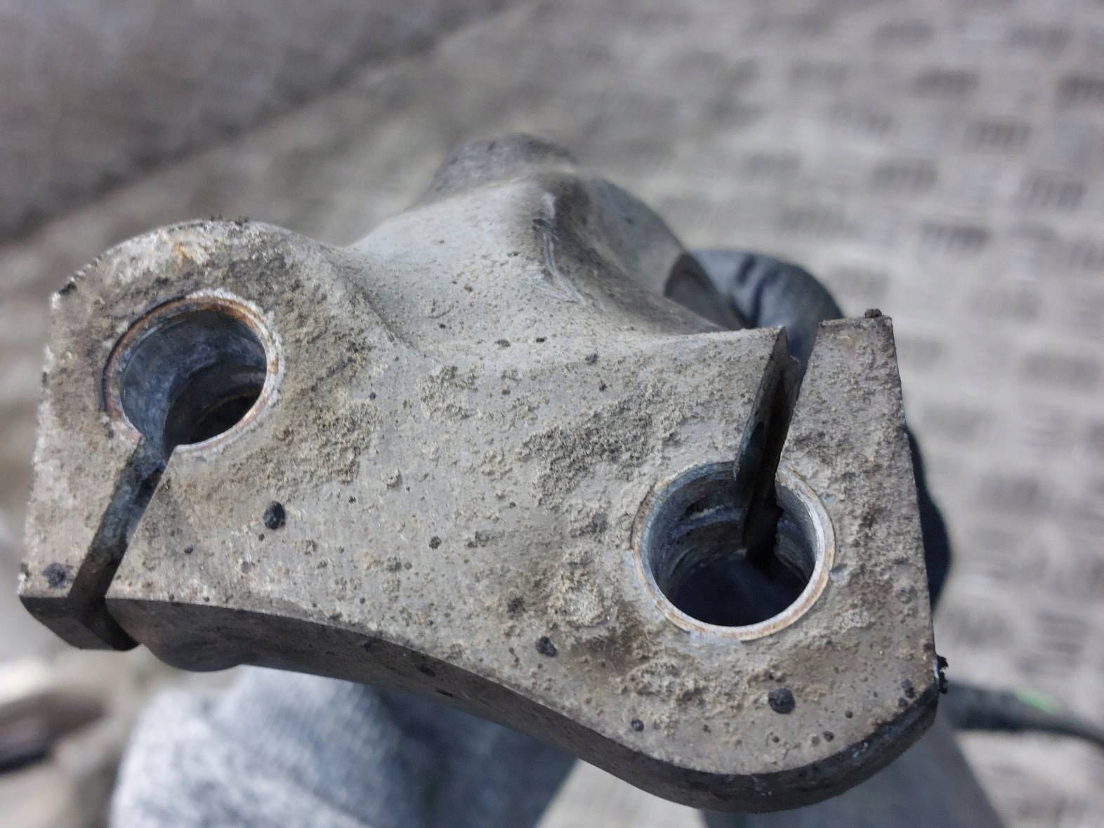 čepu otoč pravý předek AUDI A4 B8 08245BF246J