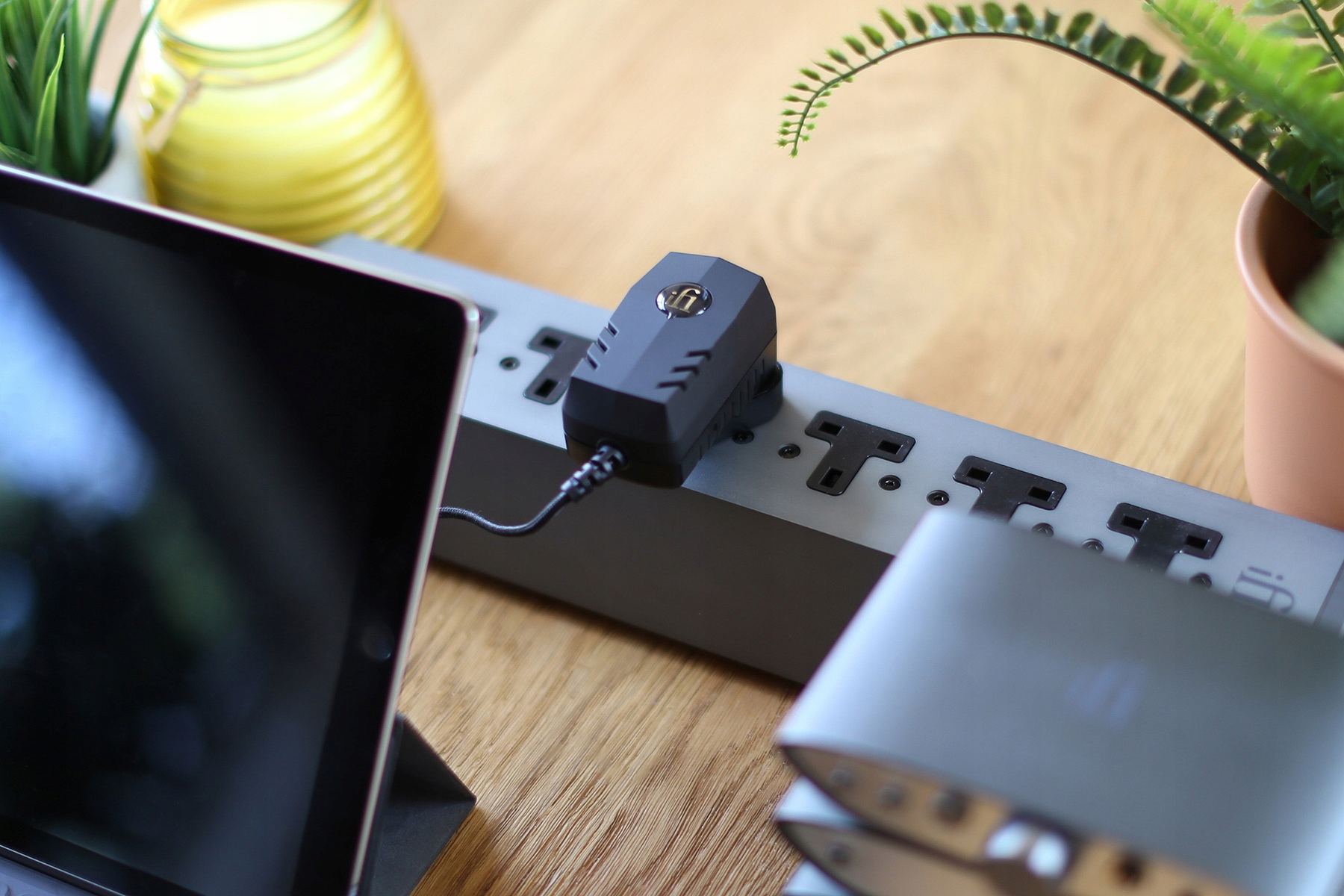 iFi Audio iPower2 15V/1.2A ELIMINACJA SZUMÓW UPGRADE JAKOŚCI SYGNAŁU I MOCY Kod producenta iPower2