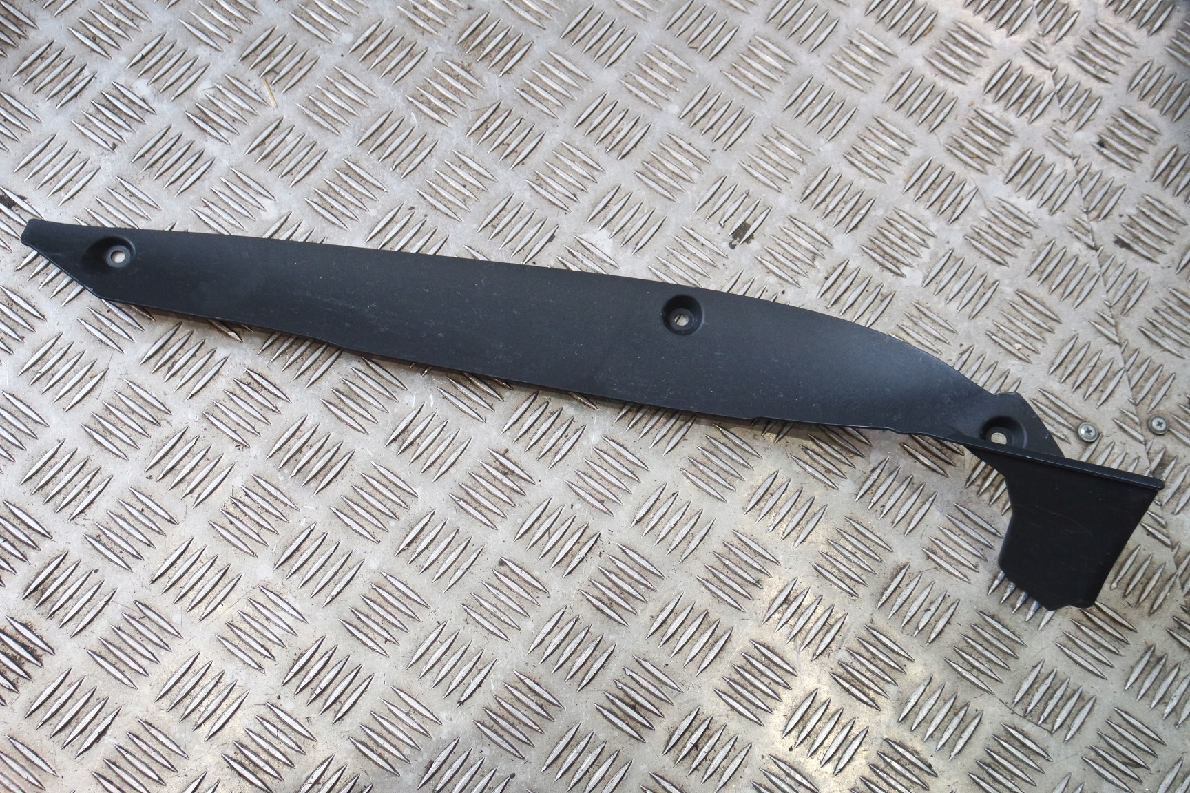 ЛЕВАЯ КРЫШКА БРЫЗГОВИКА ПЕРЕДНЯЯ 991 991504641B1