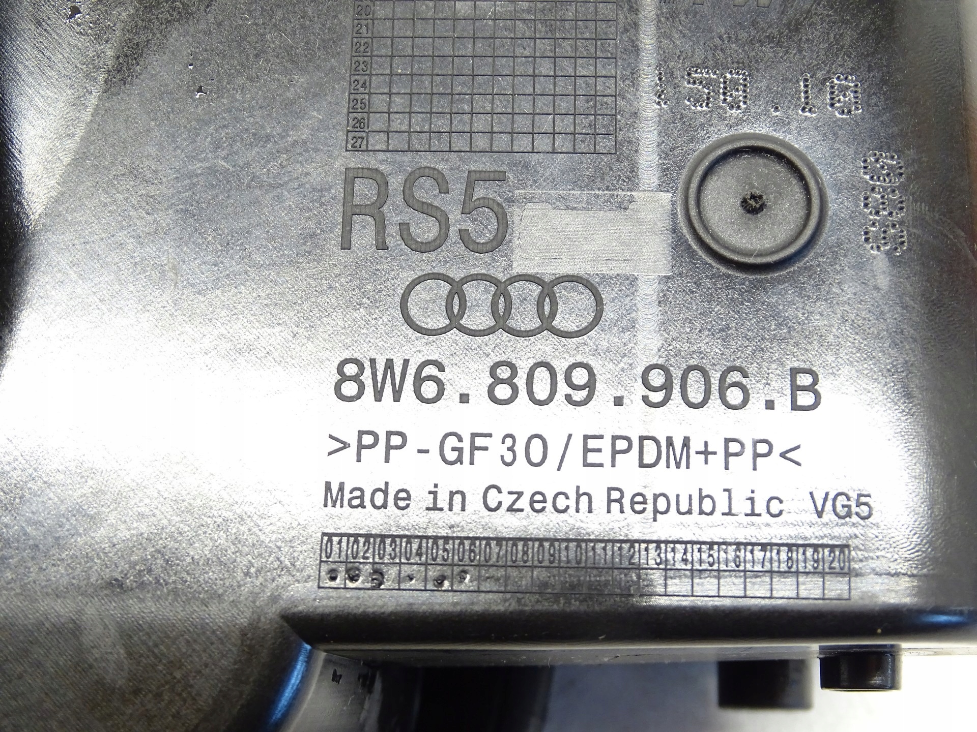 Tankklappe des Kraftstoffsbehälters AUDI RS5 COUPE 8W6809906B