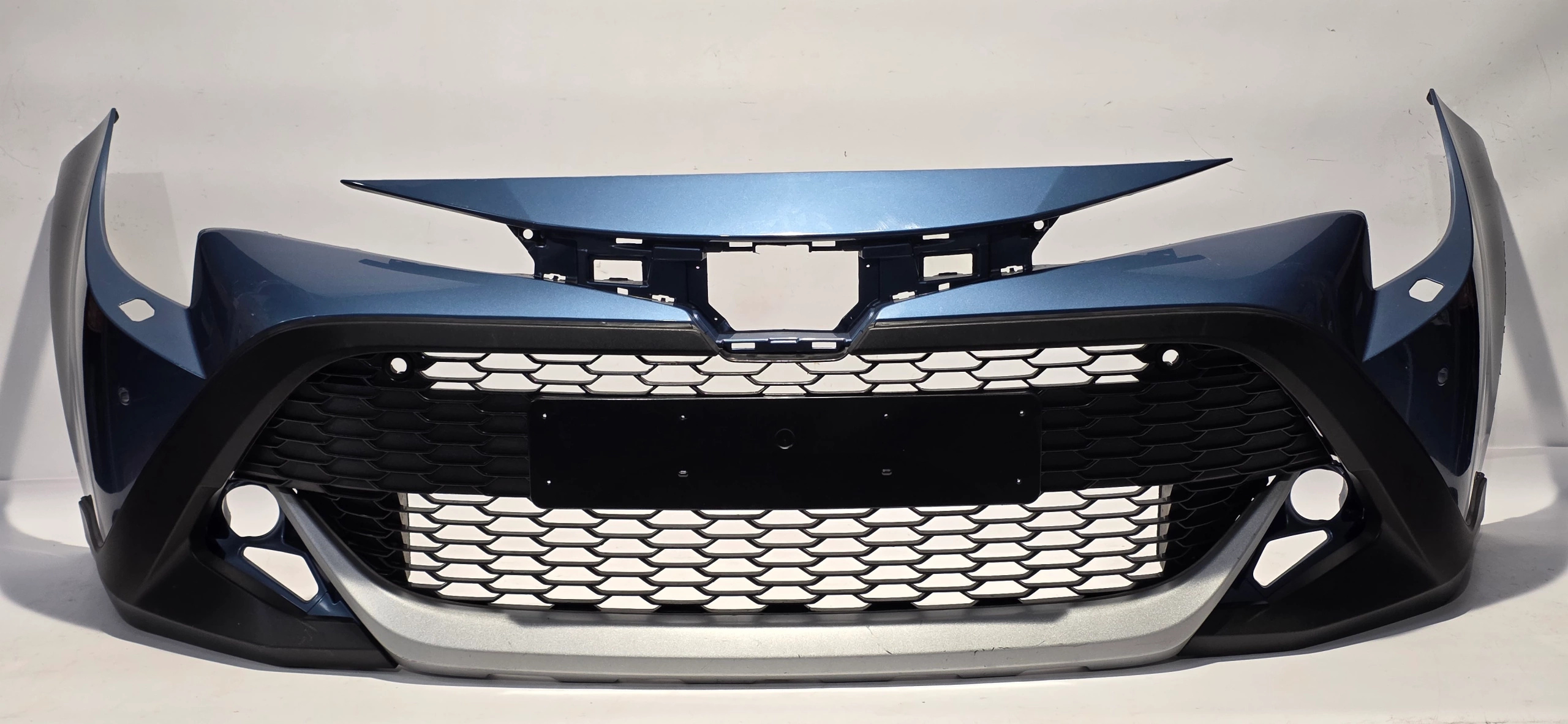 Frontstoßstange Grill TOYOTA COROLLA E21 TREK 19- PDC Spritzdüsen Original 521