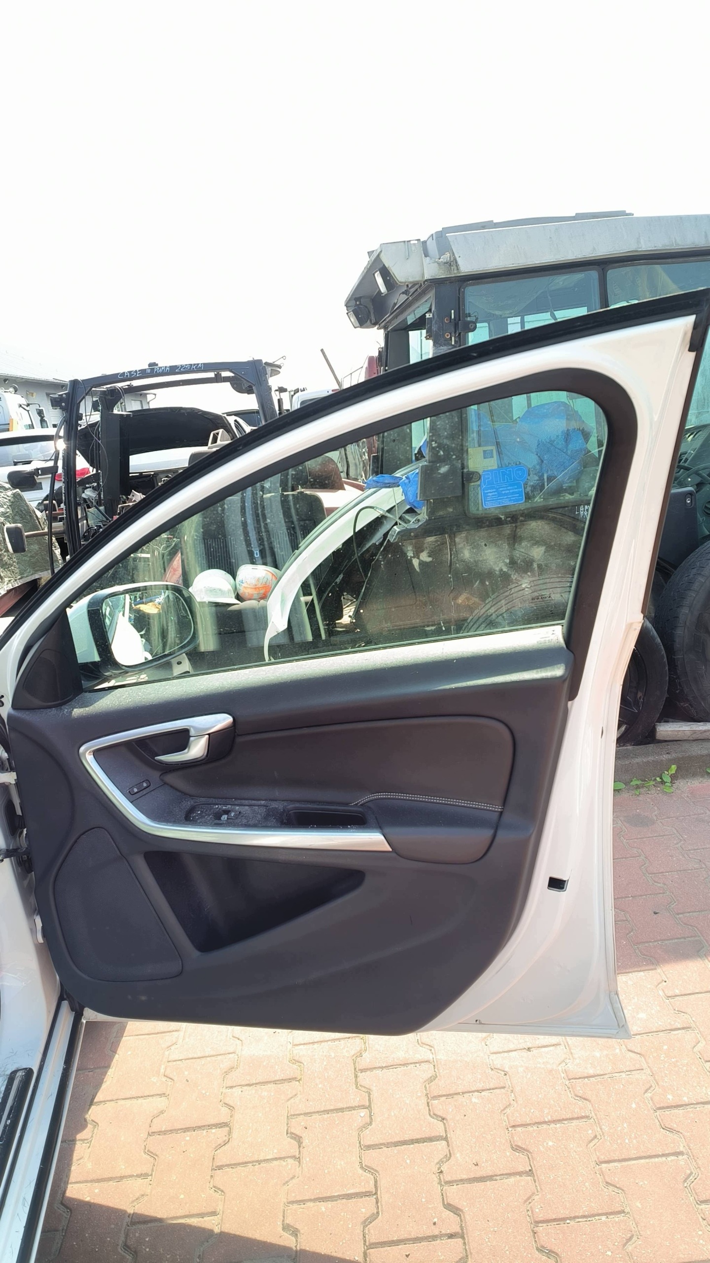 door right front ICE WHITE VOLVO V60 and LIFT
