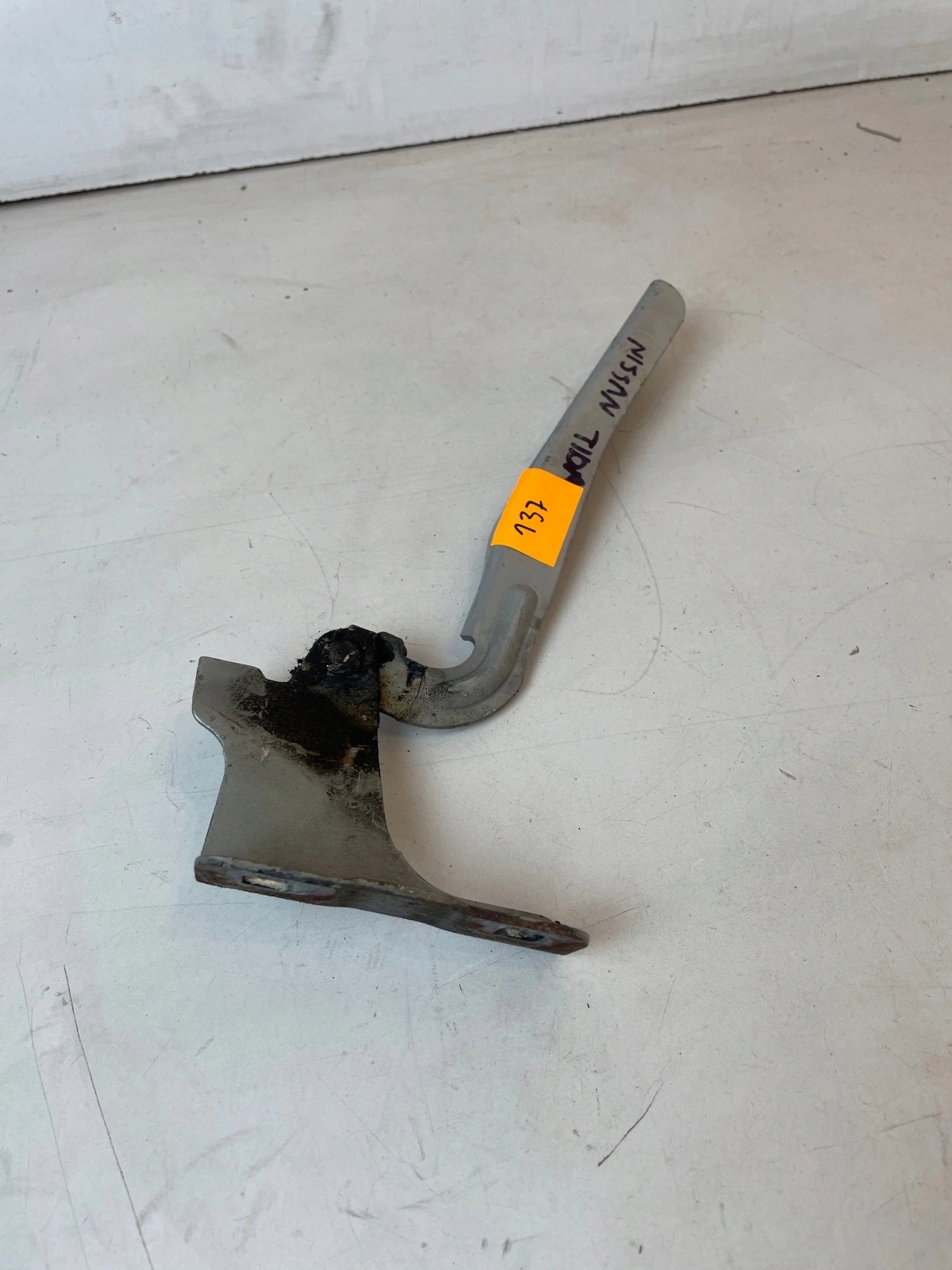hinge bonnets front front right Nissan Tiida