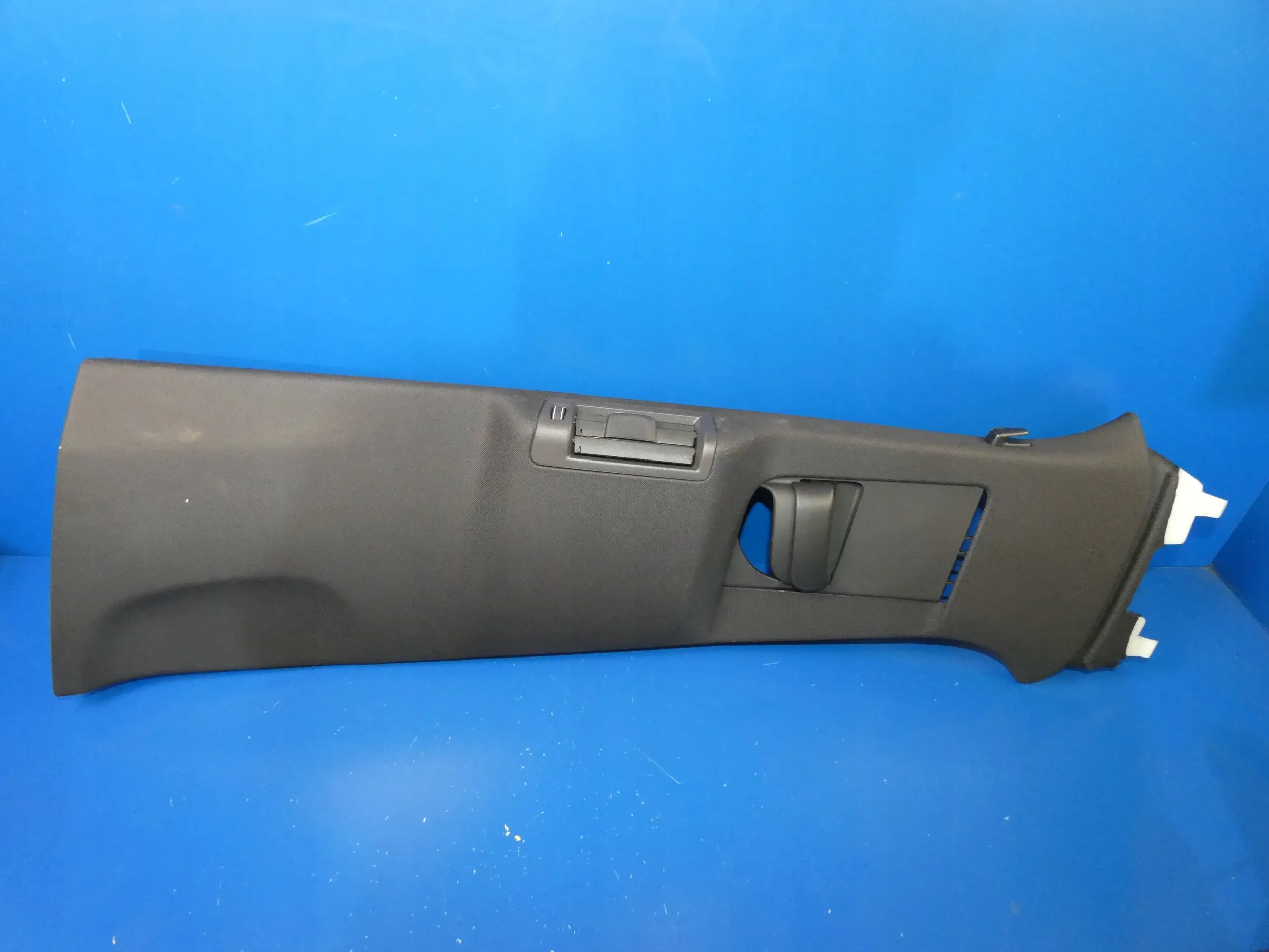 VOLVO XC90 II OSŁONA SŁUPKA LEWA ŚRODKOWA PRZELOTKA PASA