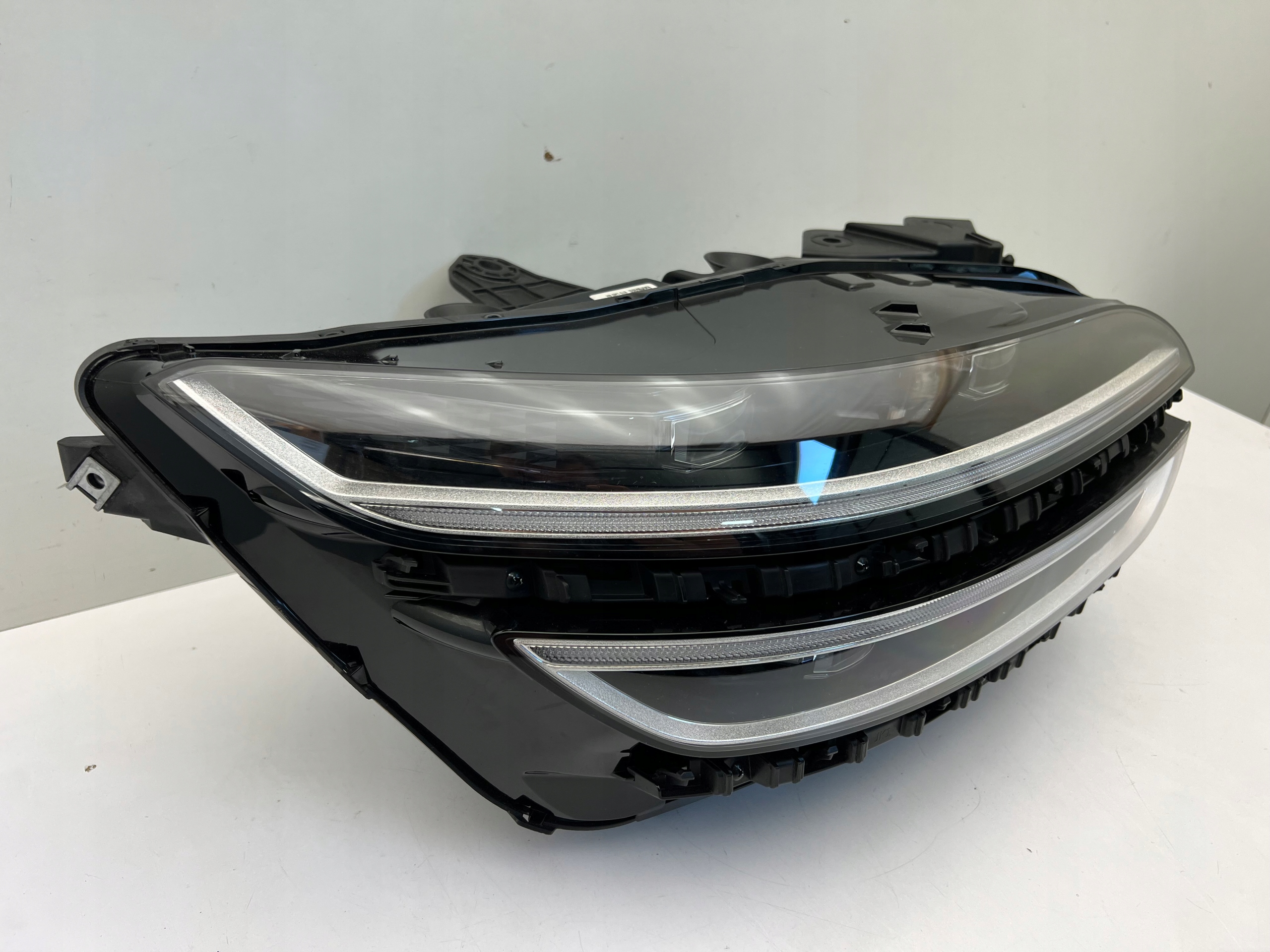 GENESIS GV70 LAMPA PRZEDNIA PRAWA FULL LED 2020- Producent części Genesis Exchange