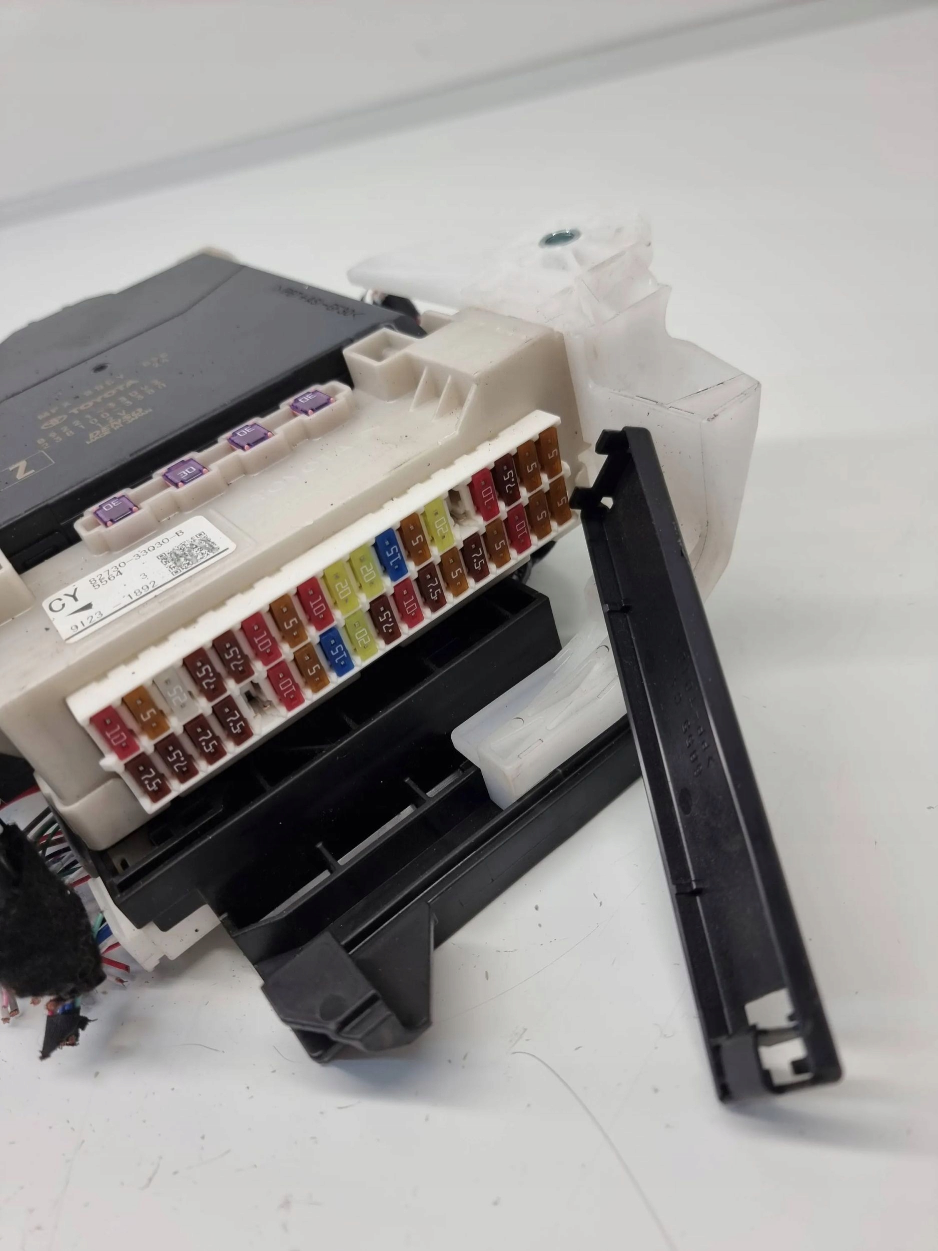 lexus ES VII XZ10 2019 рамка / модуль предохранителей