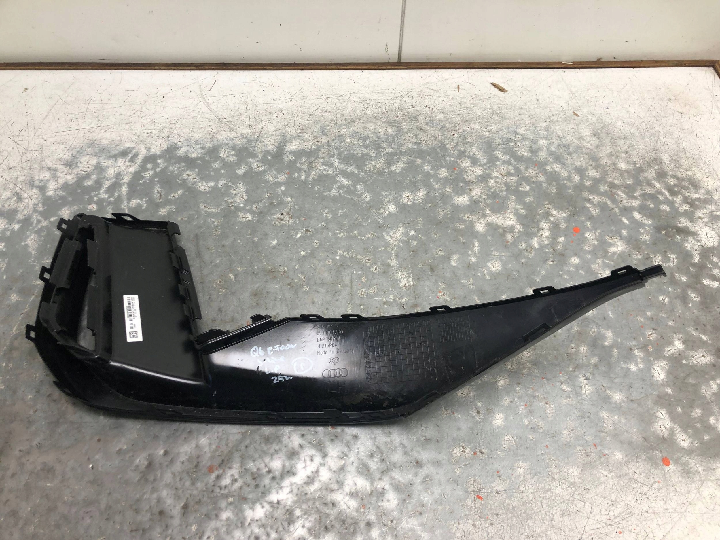 mřížka nárazníku levý předek S-LINE AUDI Q6 E-TRON 85H807967