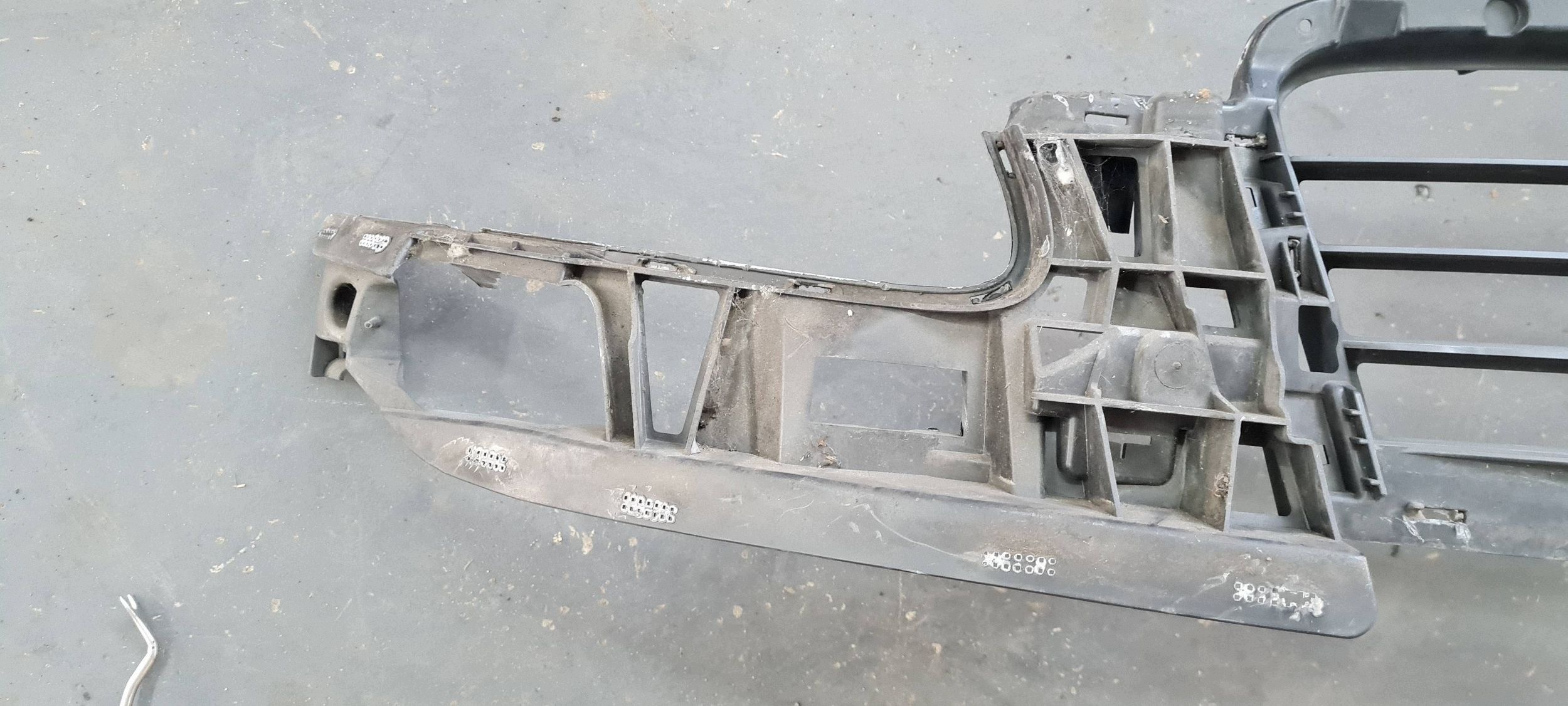 A6 C6 držák příčka nárazníku GRILLA SLINE 4F0807233E