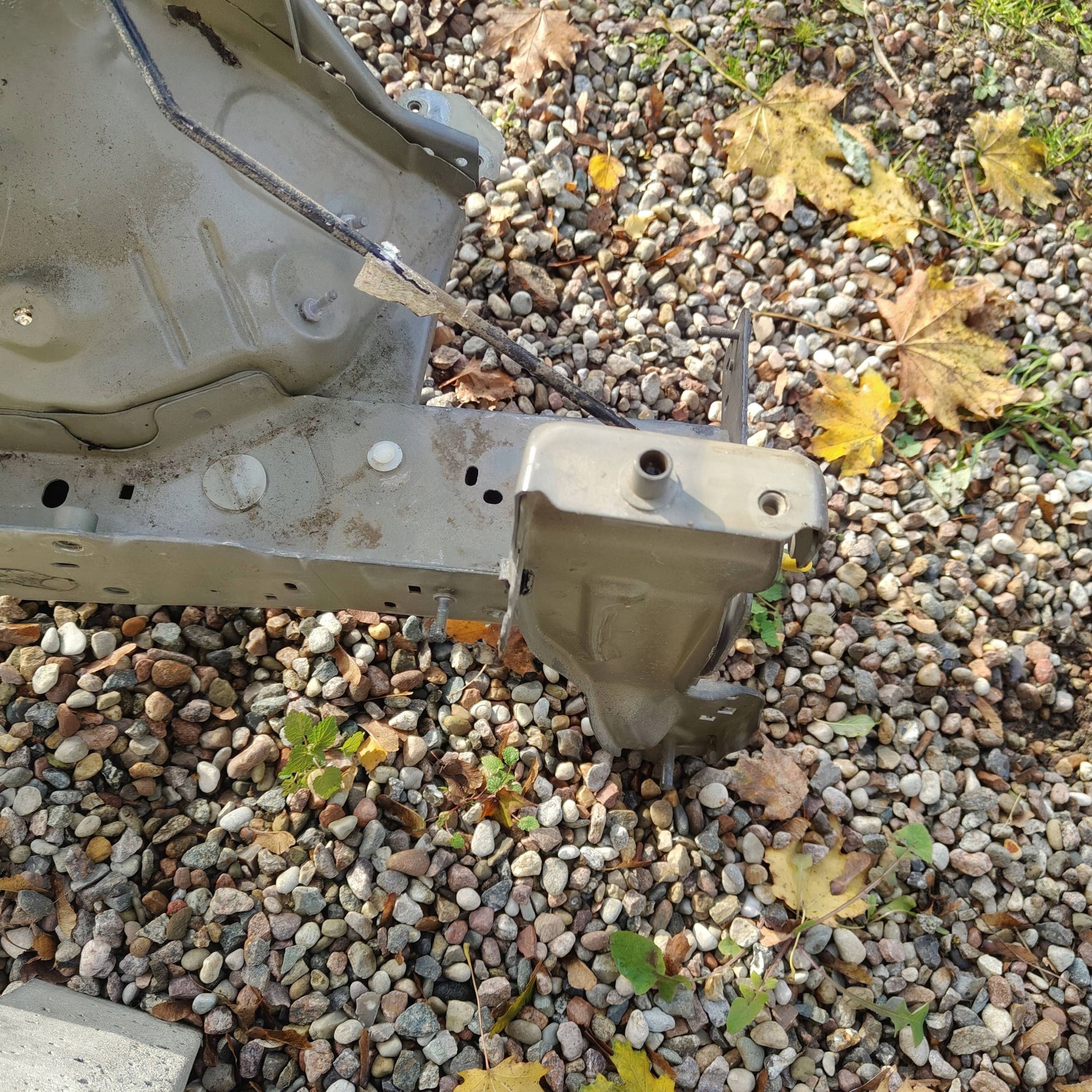 quarter front front side left Peugeot 208