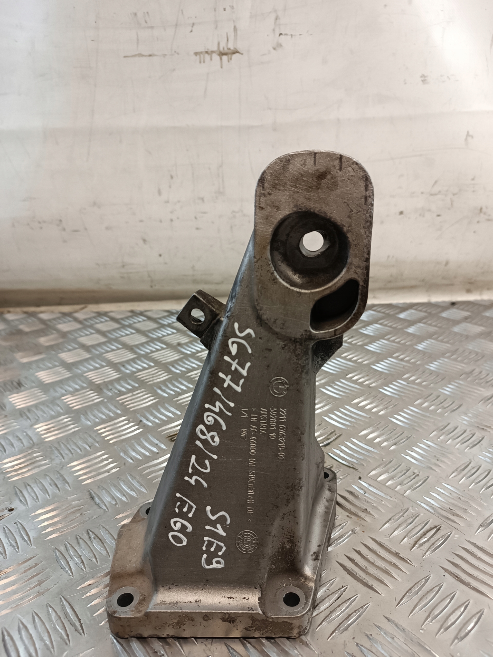 engine mount right 2211 6763218-01 BMW E60 2.0D 2006r