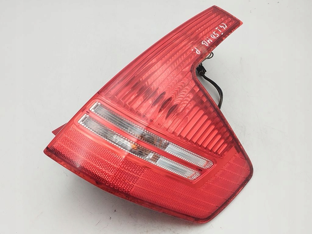 Citroen C4 and light right rear part rear