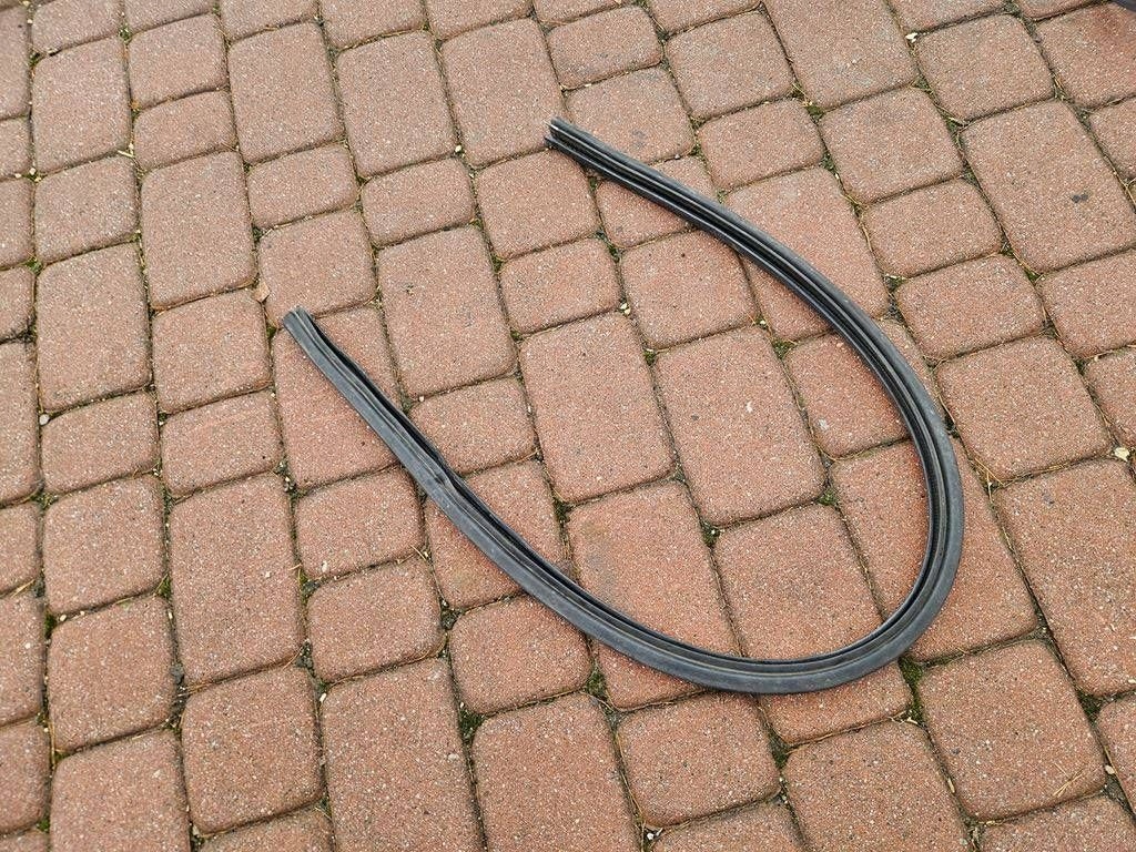 těsnění pod oknem komory MOTORU Opel Corsa E