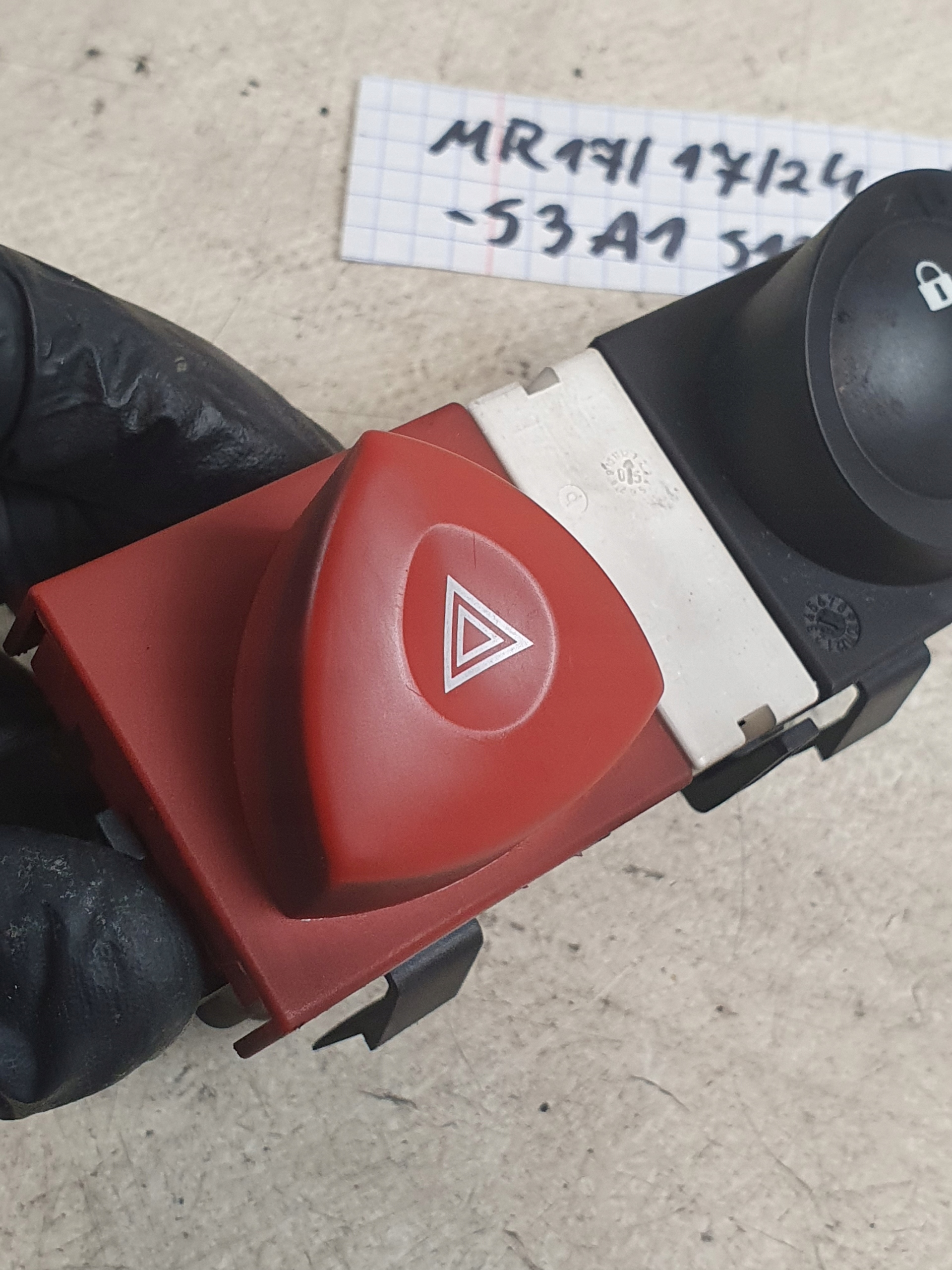 switch of warning lights button OE 88040009 RENAULT MEGANE II 06r.