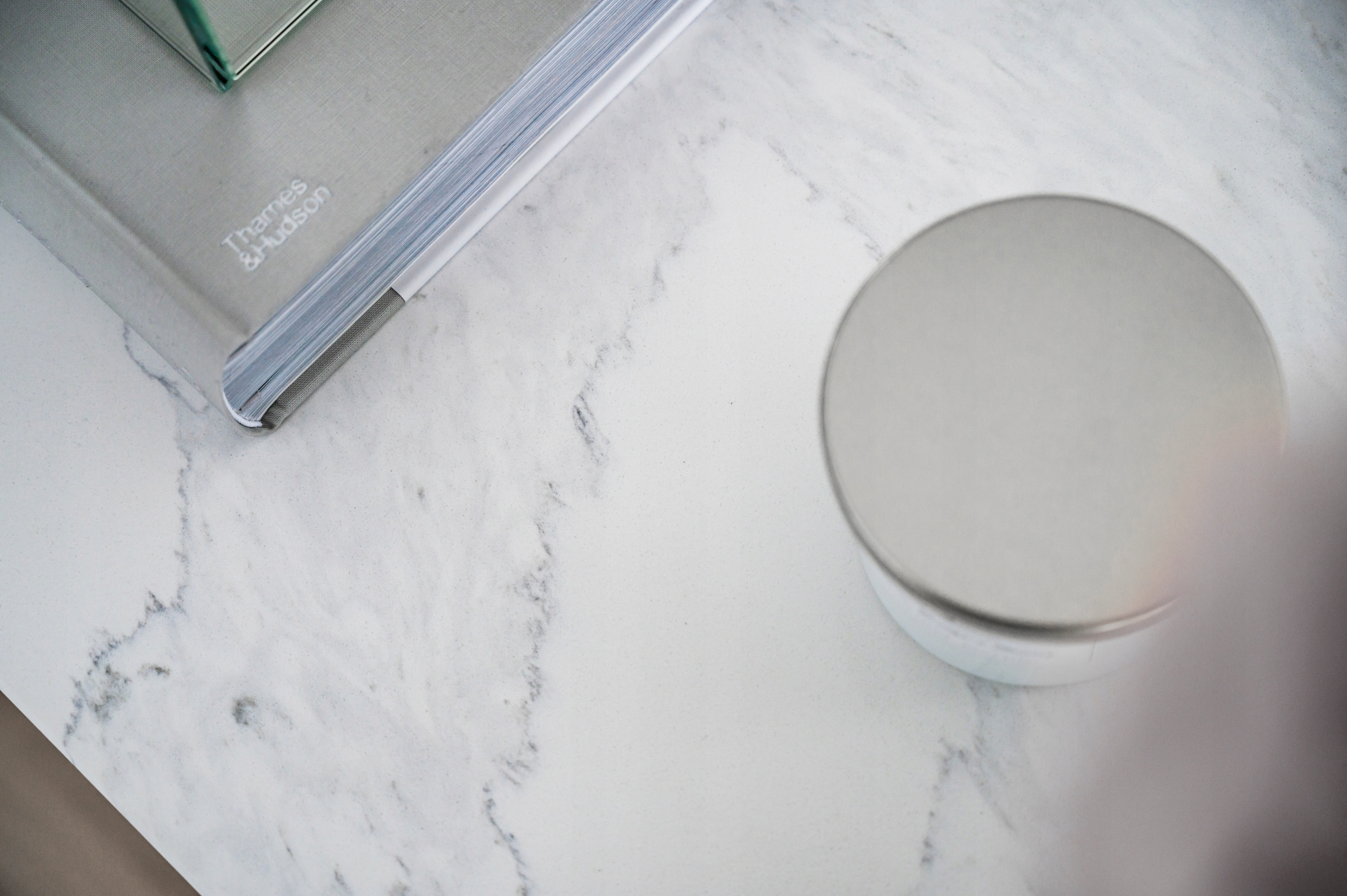 Konsola lustrzana z blatem Calacatta, stelaż chrom Liczba szuflad 2