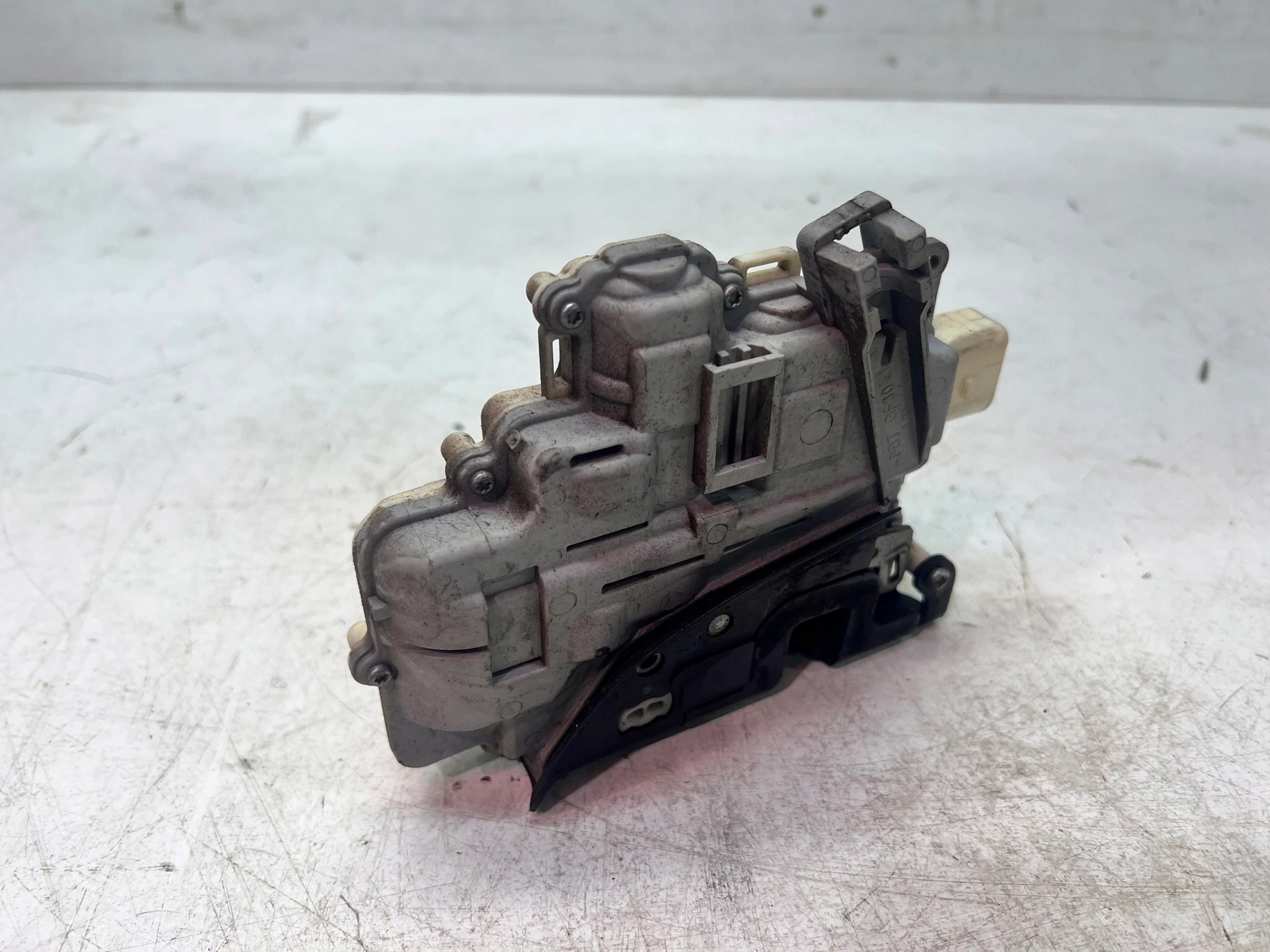 lock door left front AUDI A6 C6 4F2837015 7 PIN
