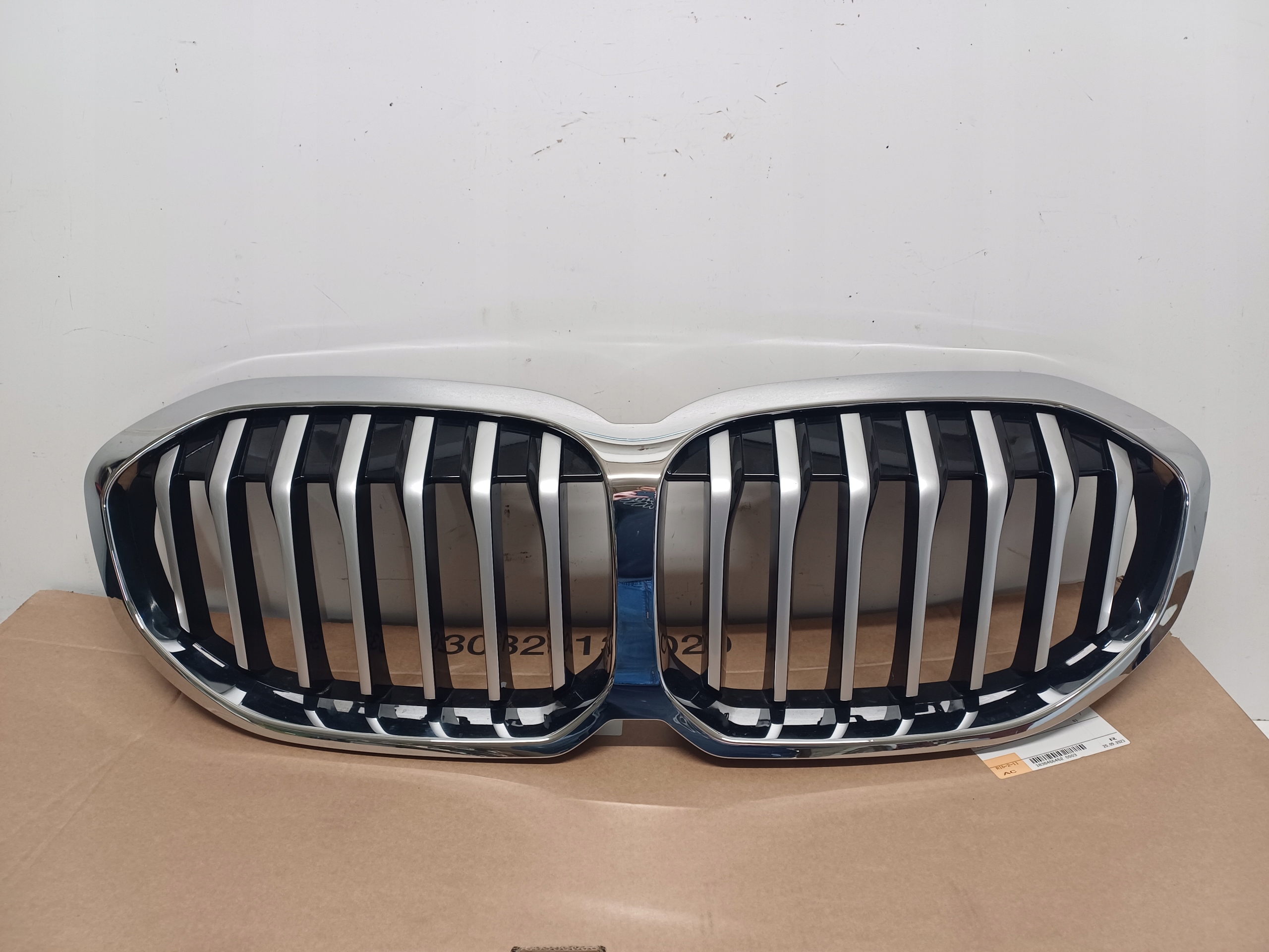 BMW 1 F40 19- GRILL GRIL ATRAPA NERKI CHROM