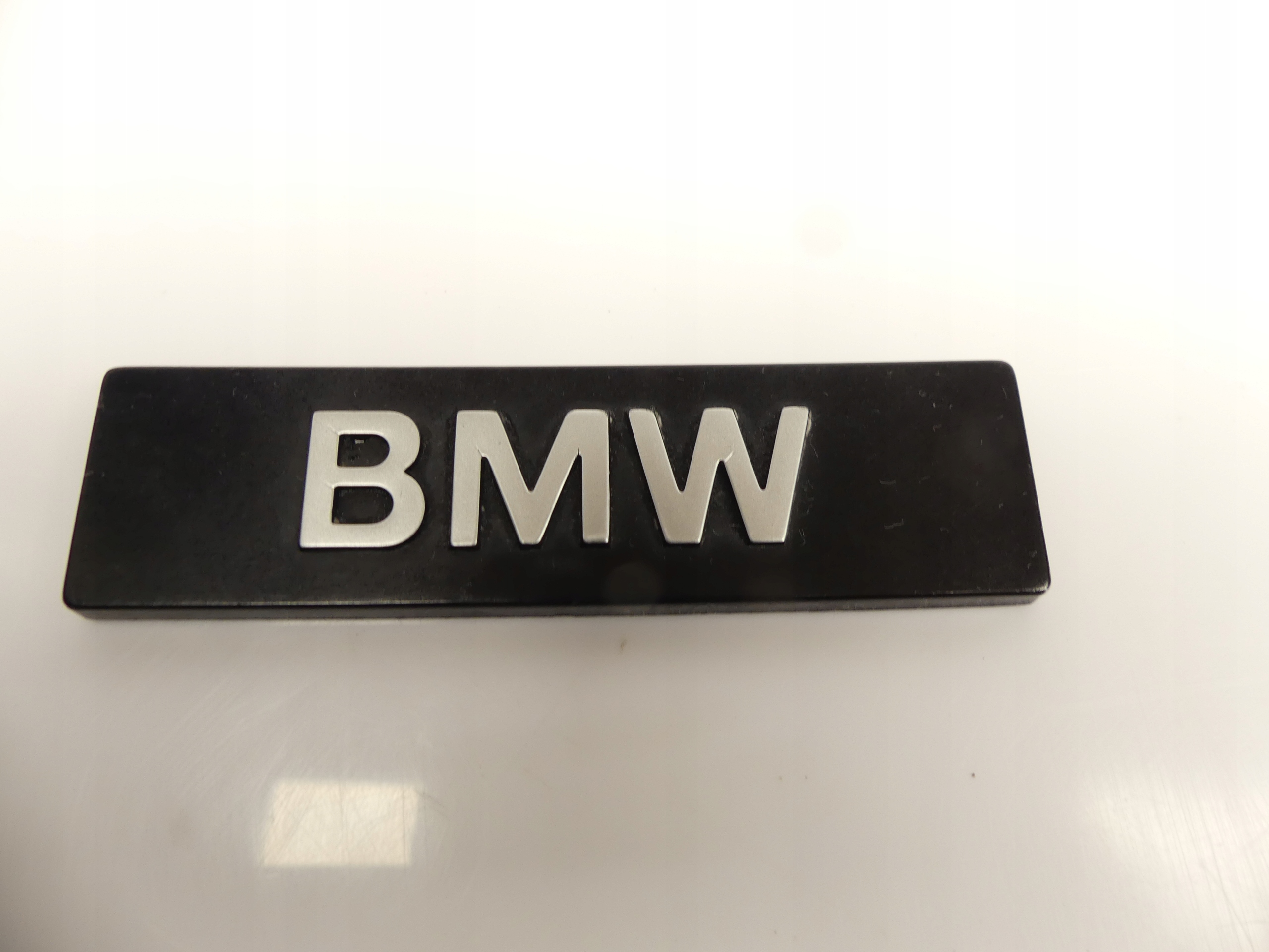 EMBLEMAT LOGO ZNACZEK NAKŁADKA WYPEŁNIENIE NALEPKA 25426 BMW 9 x 2.5 cm