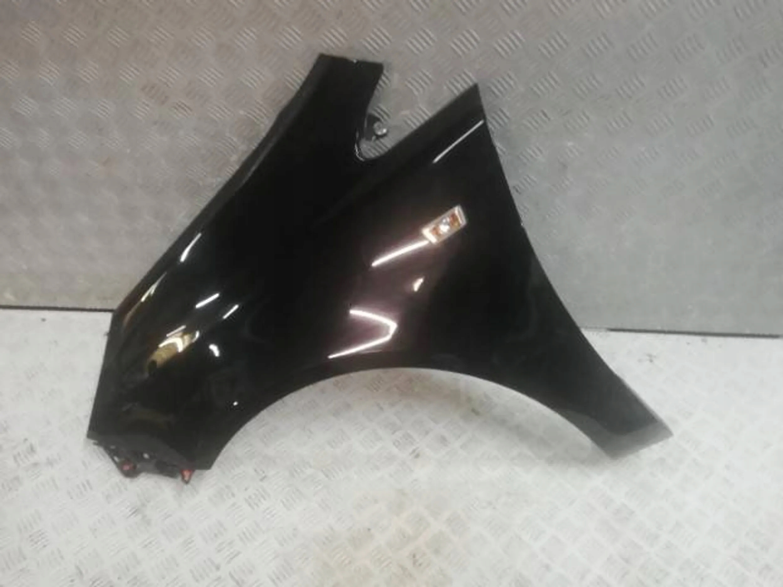 OPEL CORSA D BŁOTNIK PRZEDNI LEWY Z22R