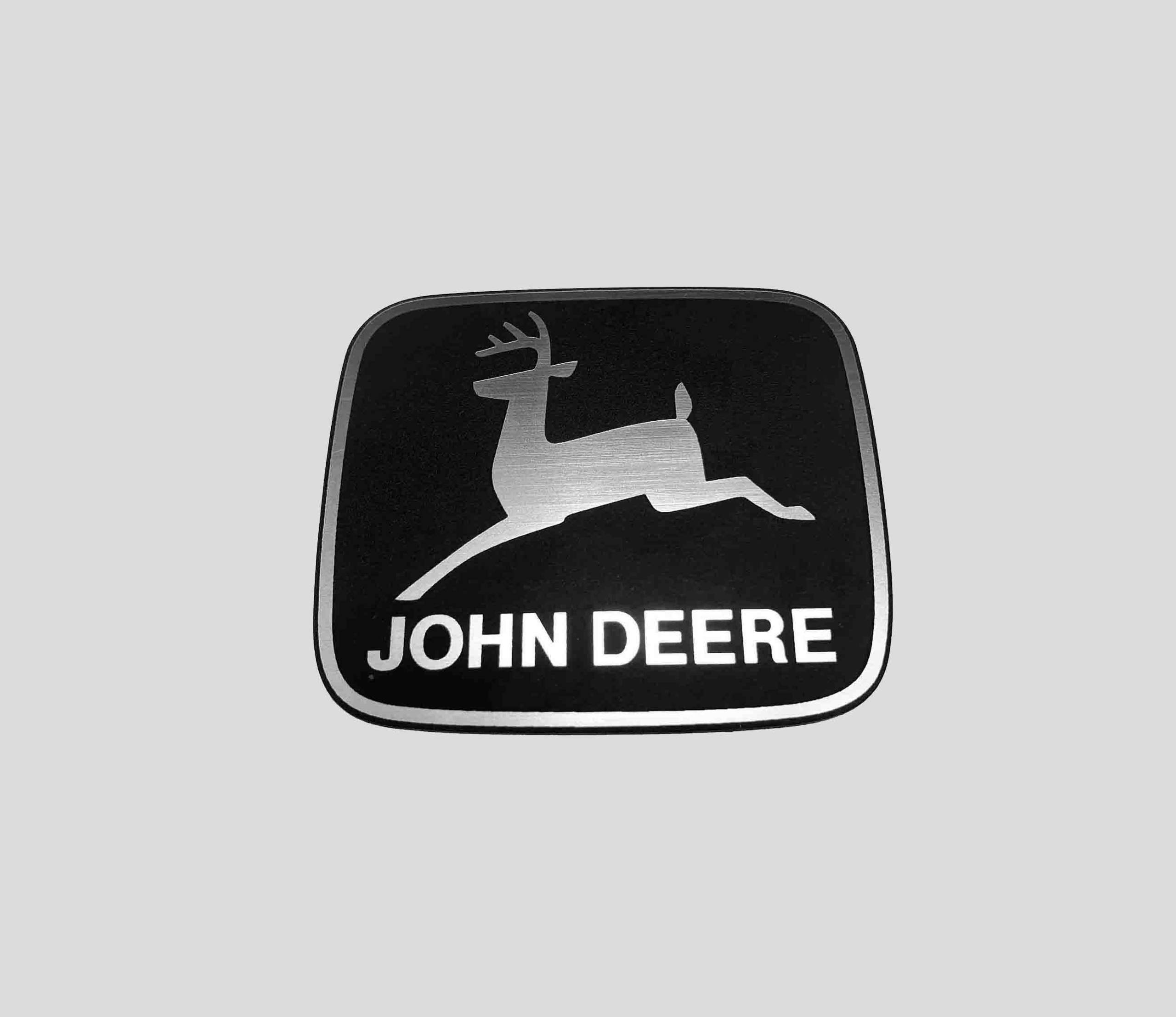 

John Deere naklejka emblemat 74 x 66 mm *srebrna