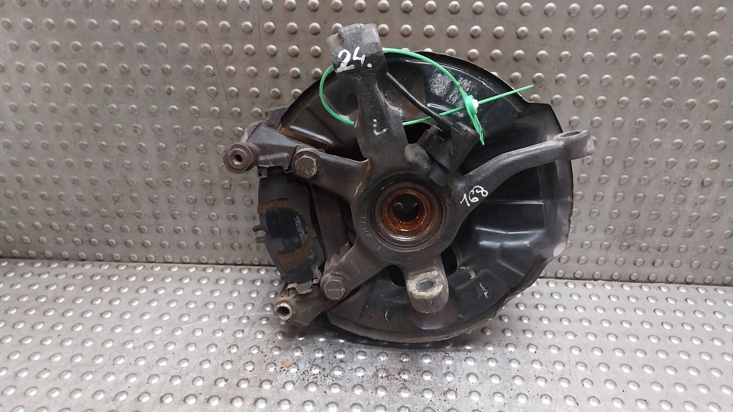 otoč čepu levý předek 6814 MERCEDES A W168
