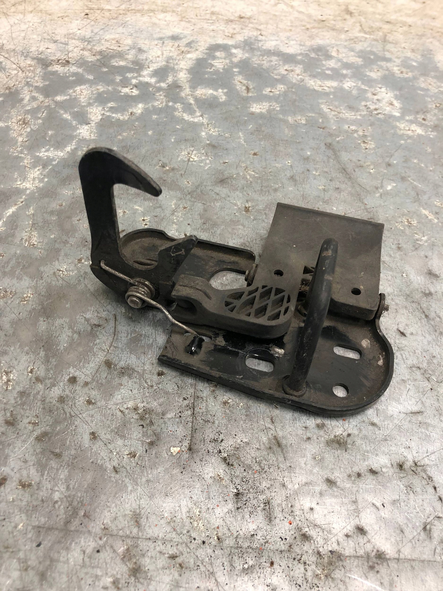 lock RYGIEL bonnets VW PASSAT CC LIFT 3C8823480B